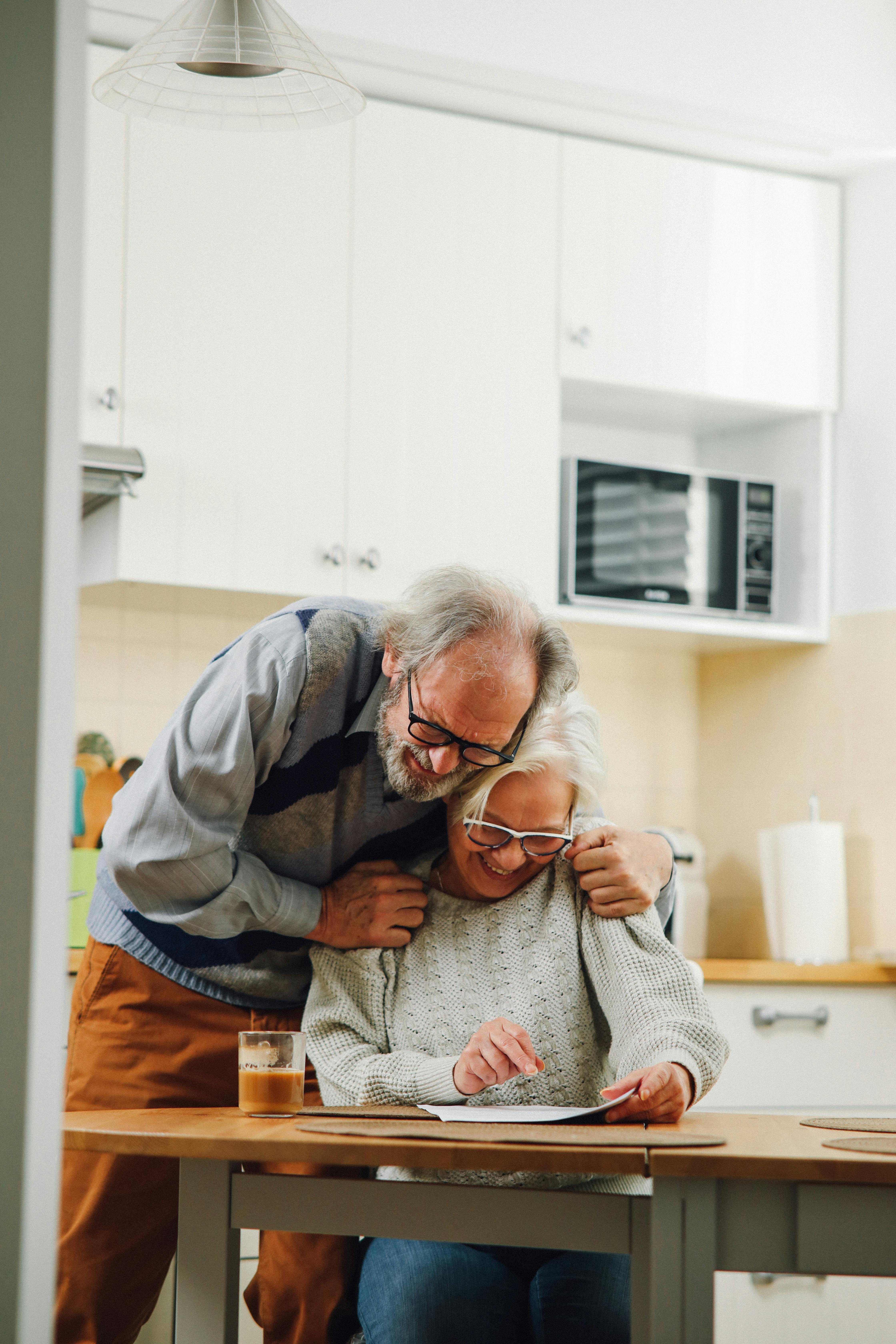 Pareja de ancianos feliz | Fuente: Pexels