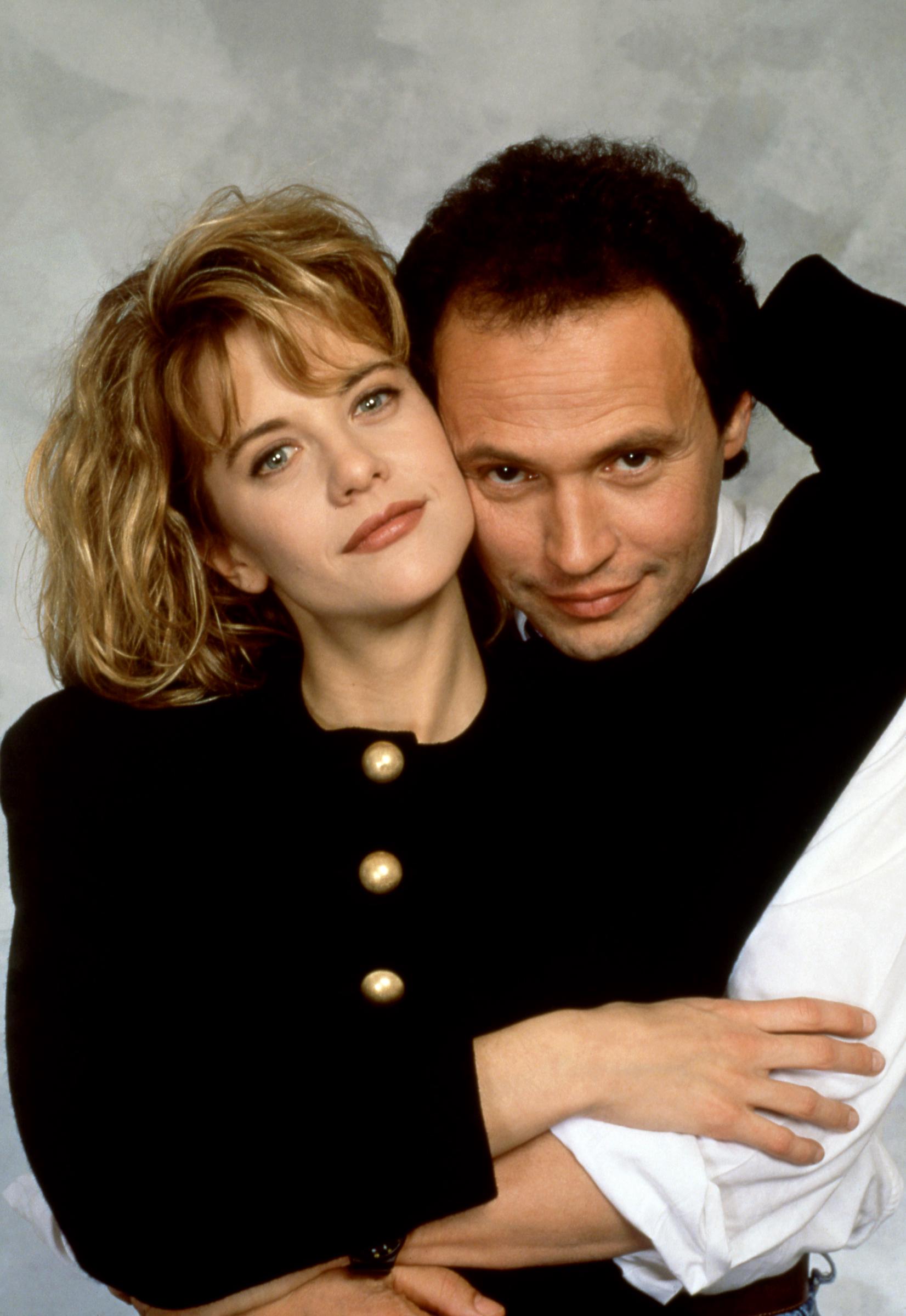 Meg Ryan y Billy Crystal posan para un retrato el 1 de enero de 1989 en Los Ángeles, California. | Fuente: Getty Images