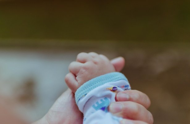 Bebé tomando la mano de su madre-Imagen tomada de Public Domain
