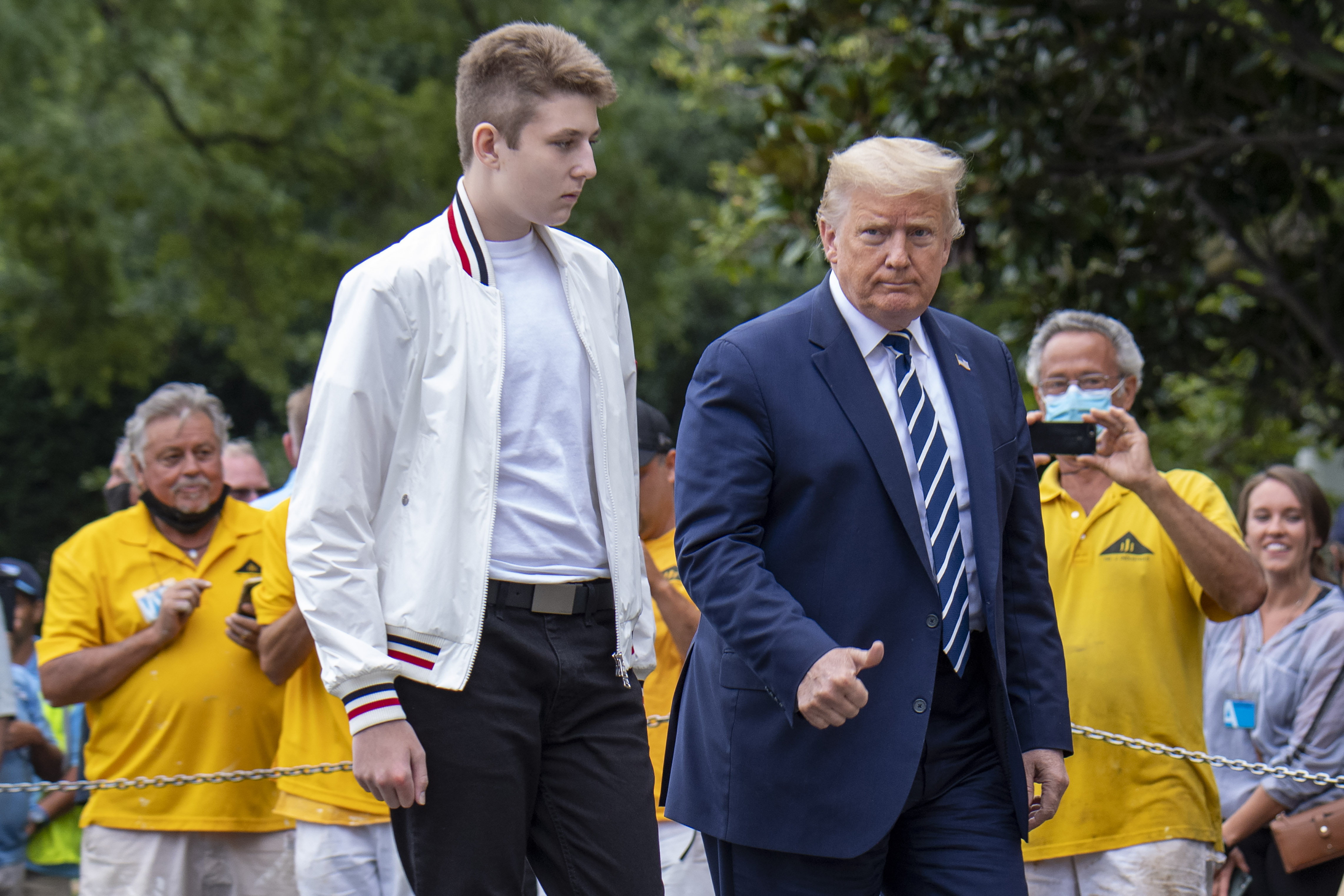 Barron y Donald Trump vistos el 16 de agosto de 2020, en Washington. | Fuente: Getty Images