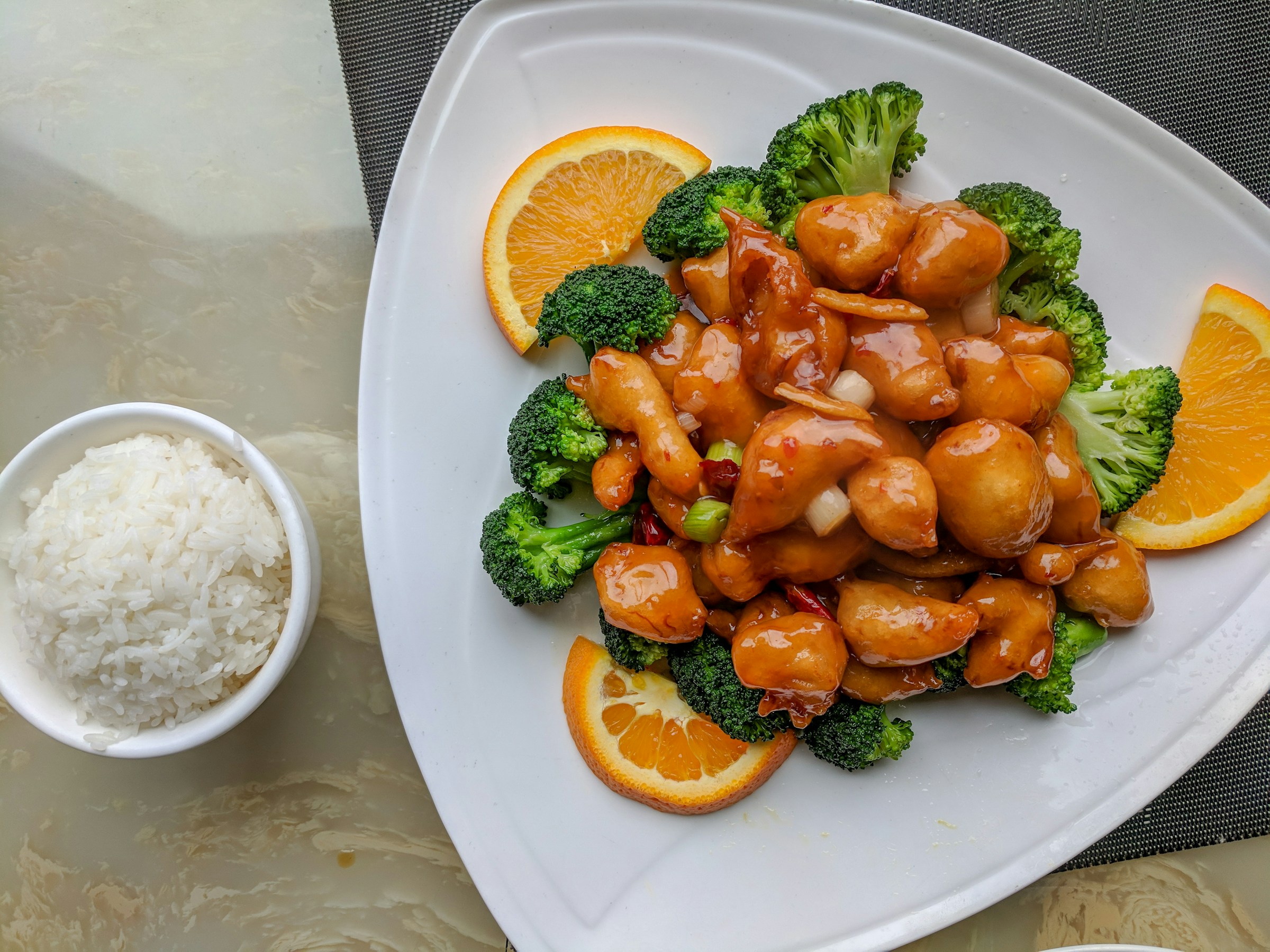 Un plato de pollo a la naranja y brócoli | Fuente: Unsplash