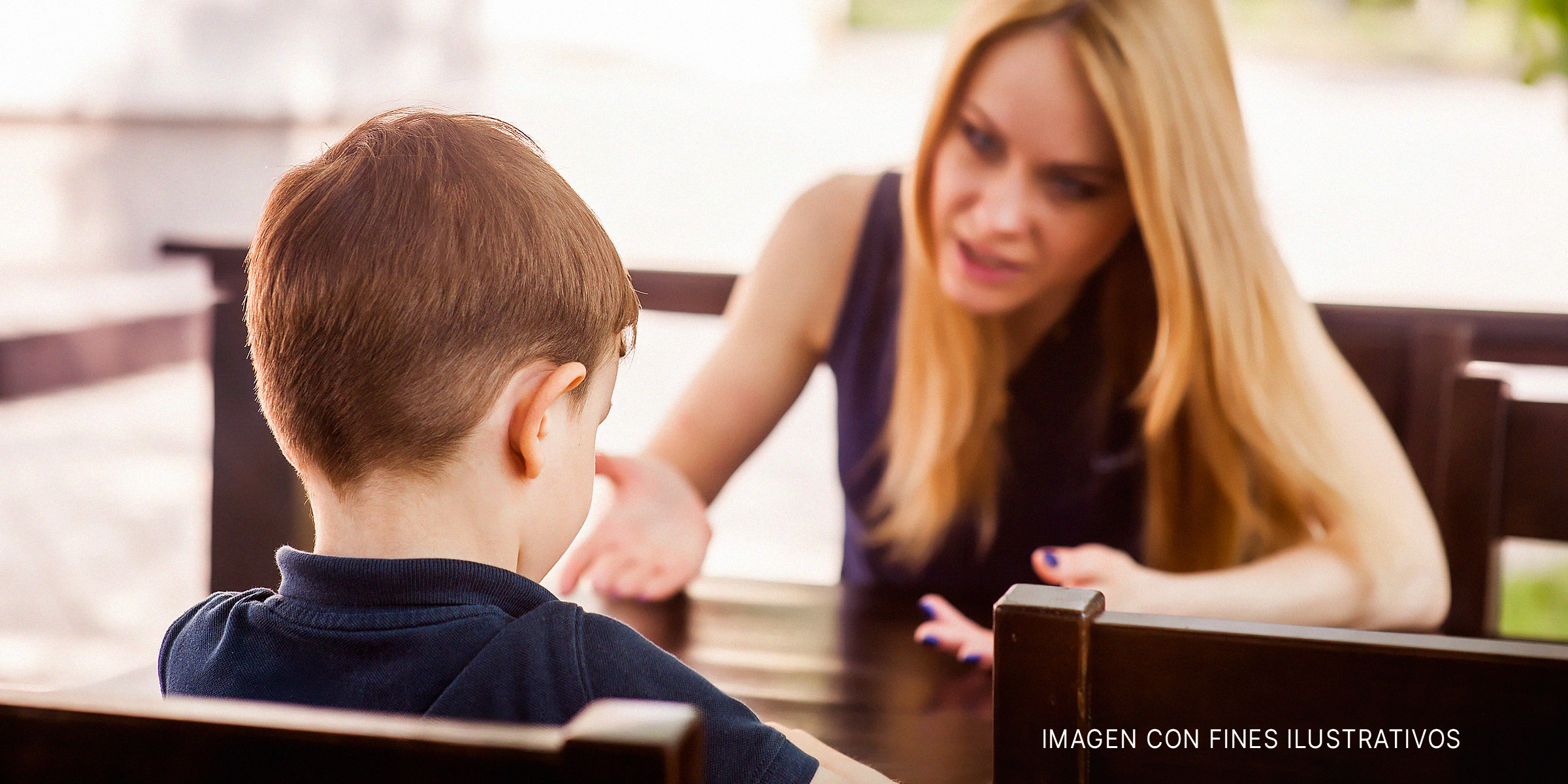 Mujer hablando con un niño | Foto: Shutterstock