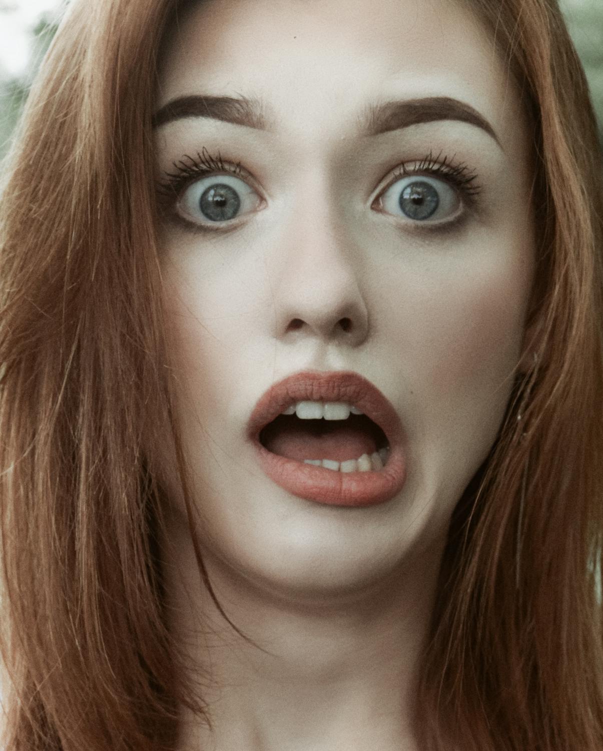 Una mujer sorprendida con la boca abierta | Fuente: Pexels