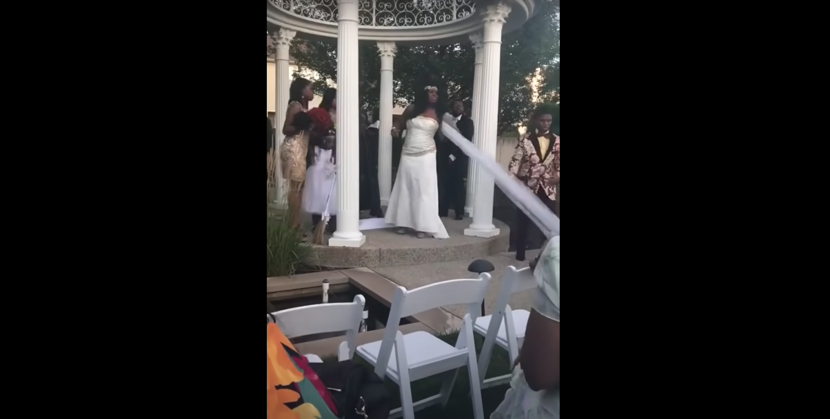 El velo de la novia se sale accidentalmente. | Foto: Youtube.com/Toneciaga