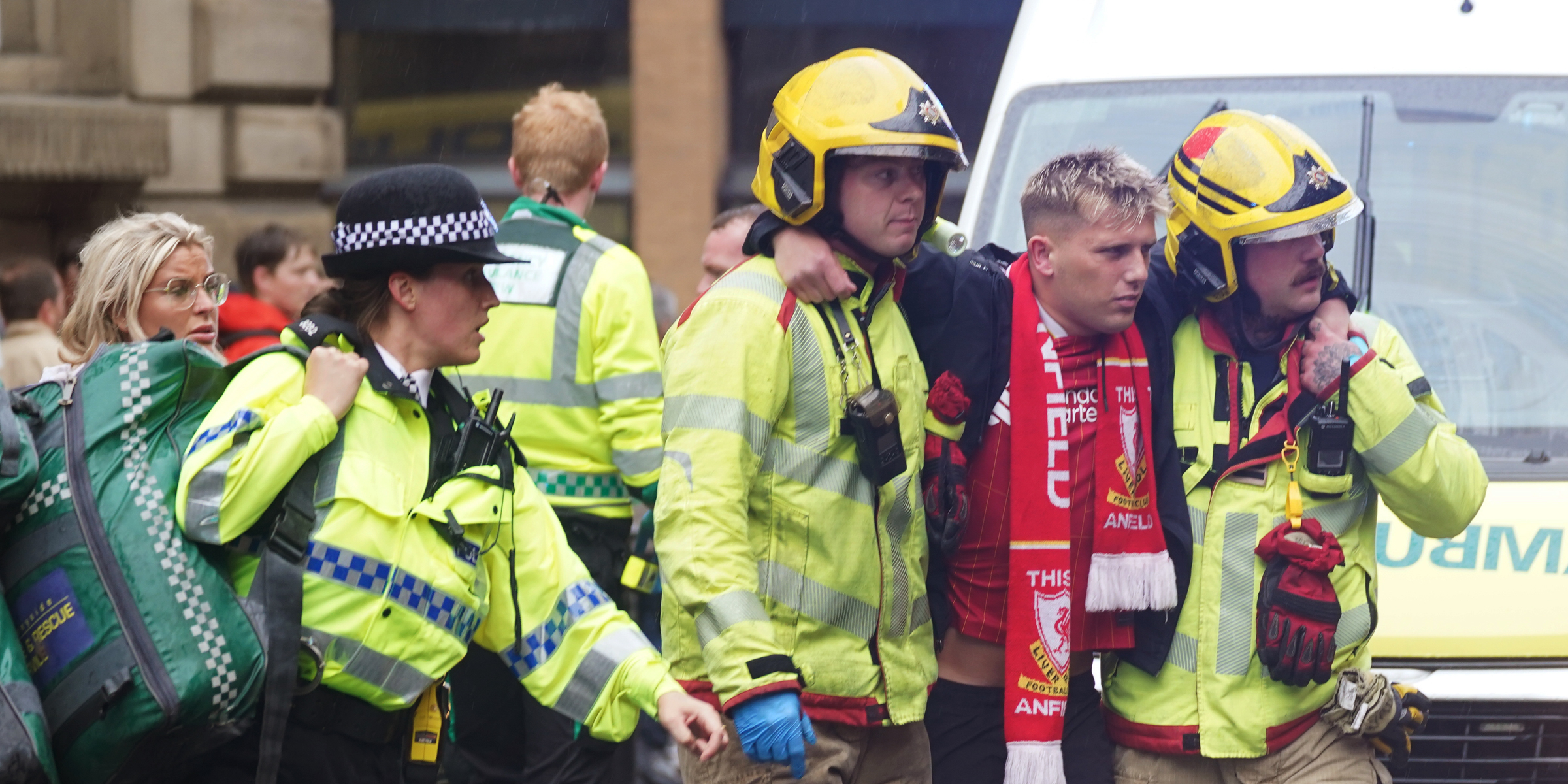 Policías y personal de emergencia asisten a la multitud en Liverpool, Inglaterra, el 26 de mayo de 2025 | Fuente: Getty Images