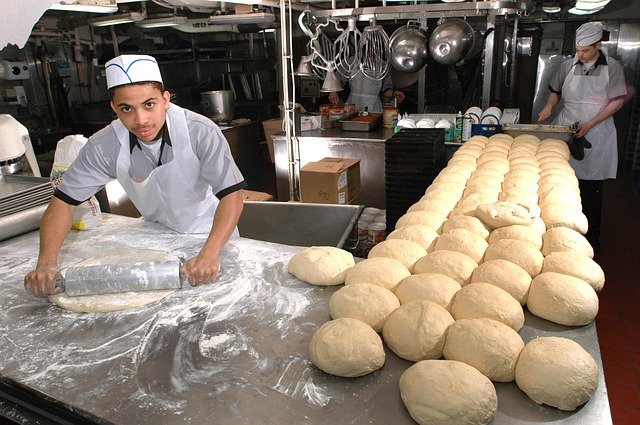 Hombres trabajando en la panadería. | Foto: Pixabay