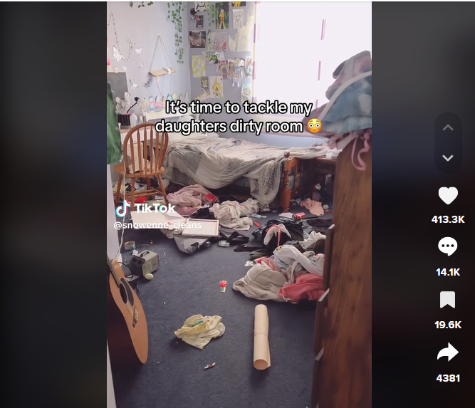 La habitación sucia de la hija adolescente de Snowenne. | Foto: tiktok.com/@snowenne_cleans