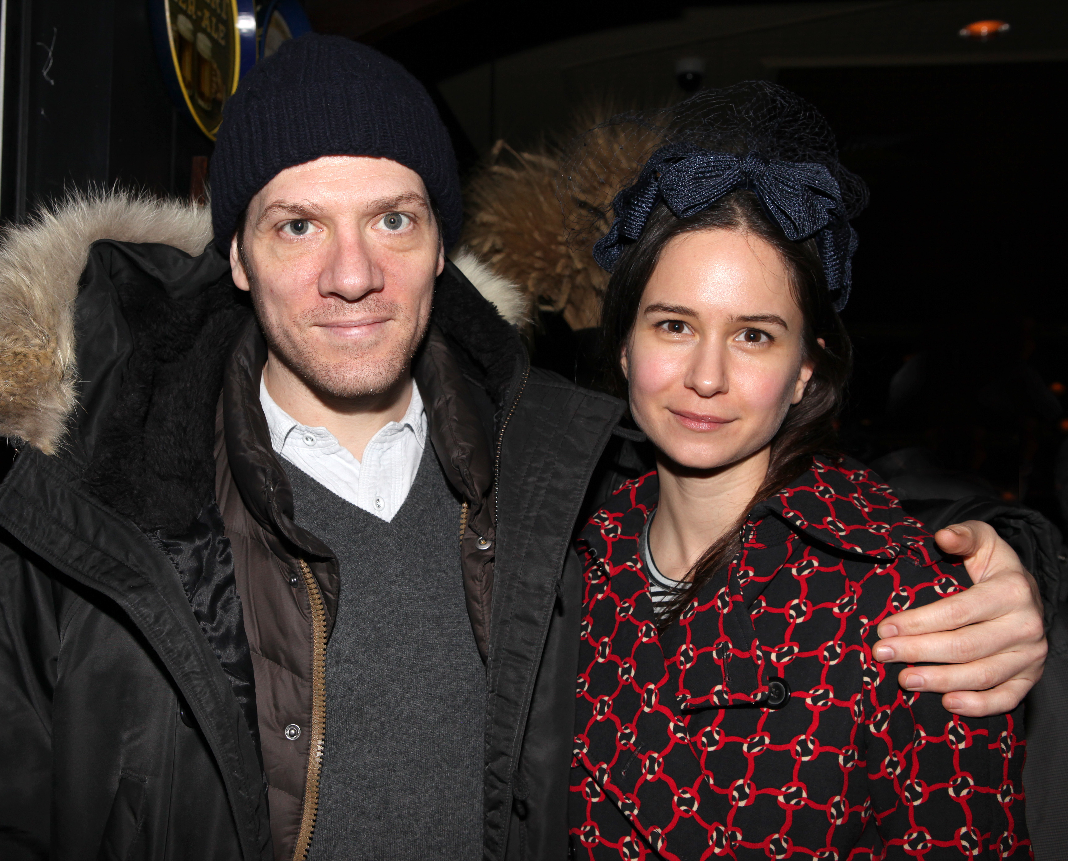 Adam Rapp y Katherine Waterston en la fiesta de inauguración de la producción de estreno mundial de Playwrights Horizons "A Small Fire" en Heartland Brewery en una fecha no especificada, en Nueva York. | Foto: Getty Images