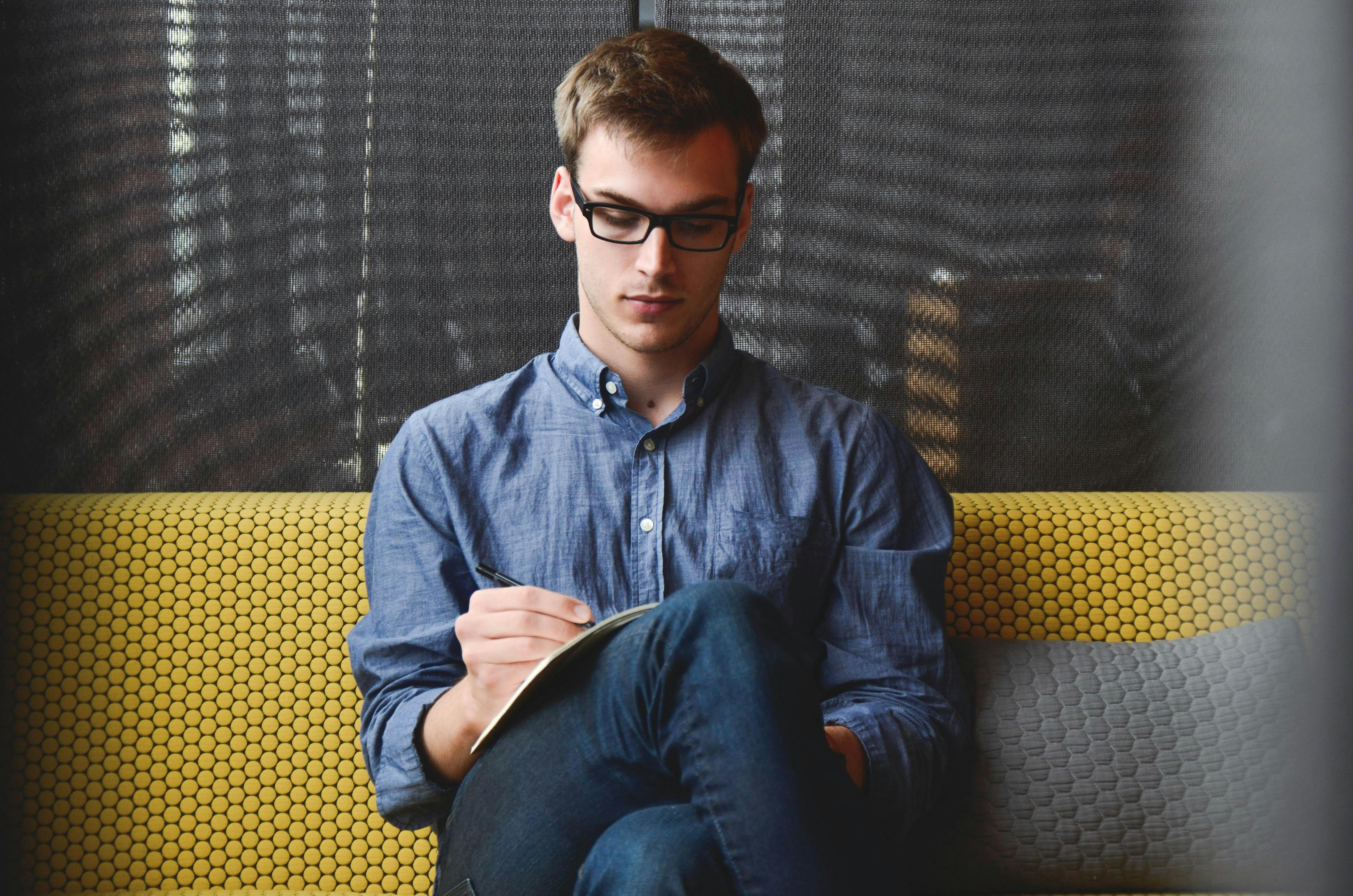 Un hombre escribiendo una nota | Fuente: Pexels