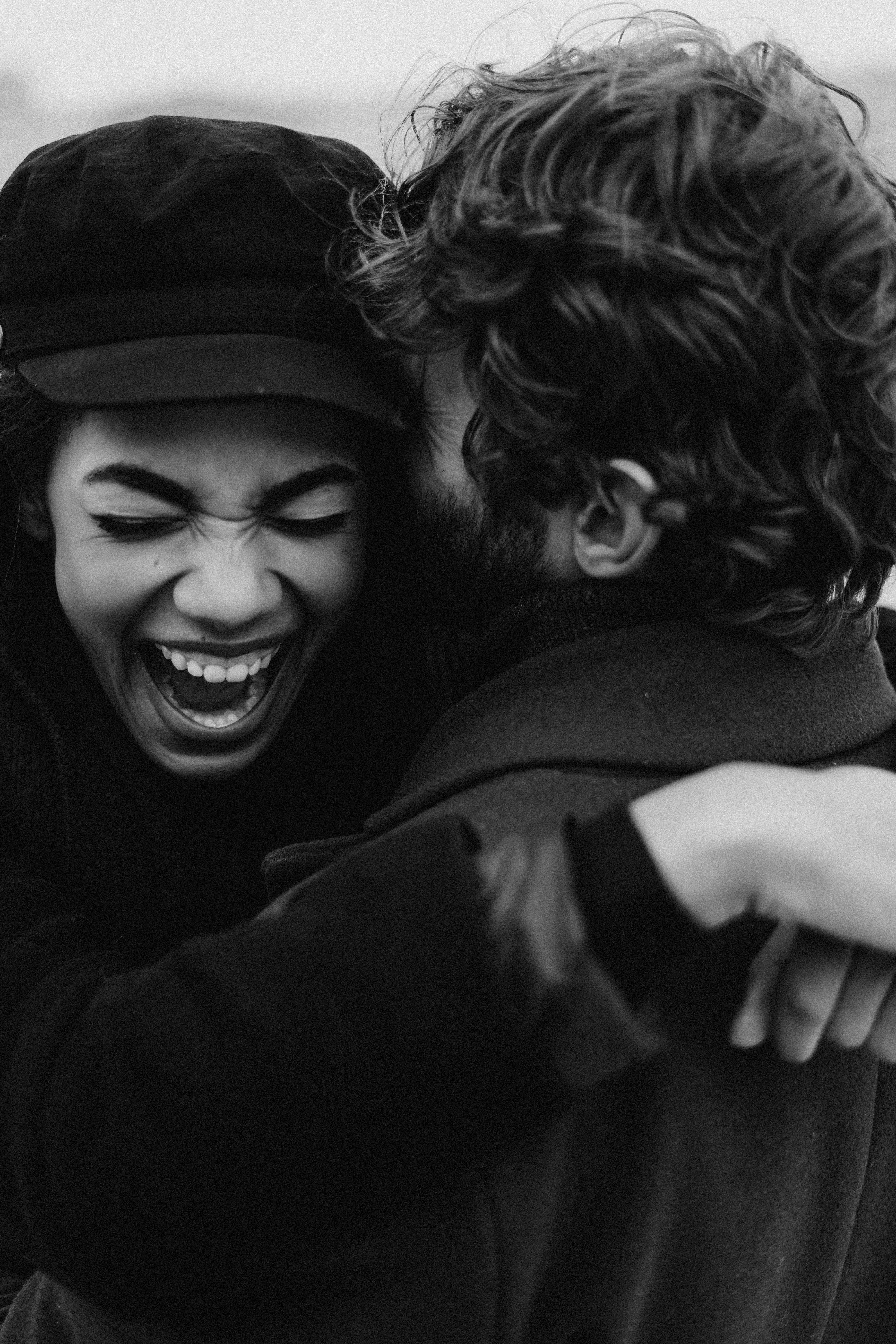 Una pareja abrazándose | Fuente: Pexels