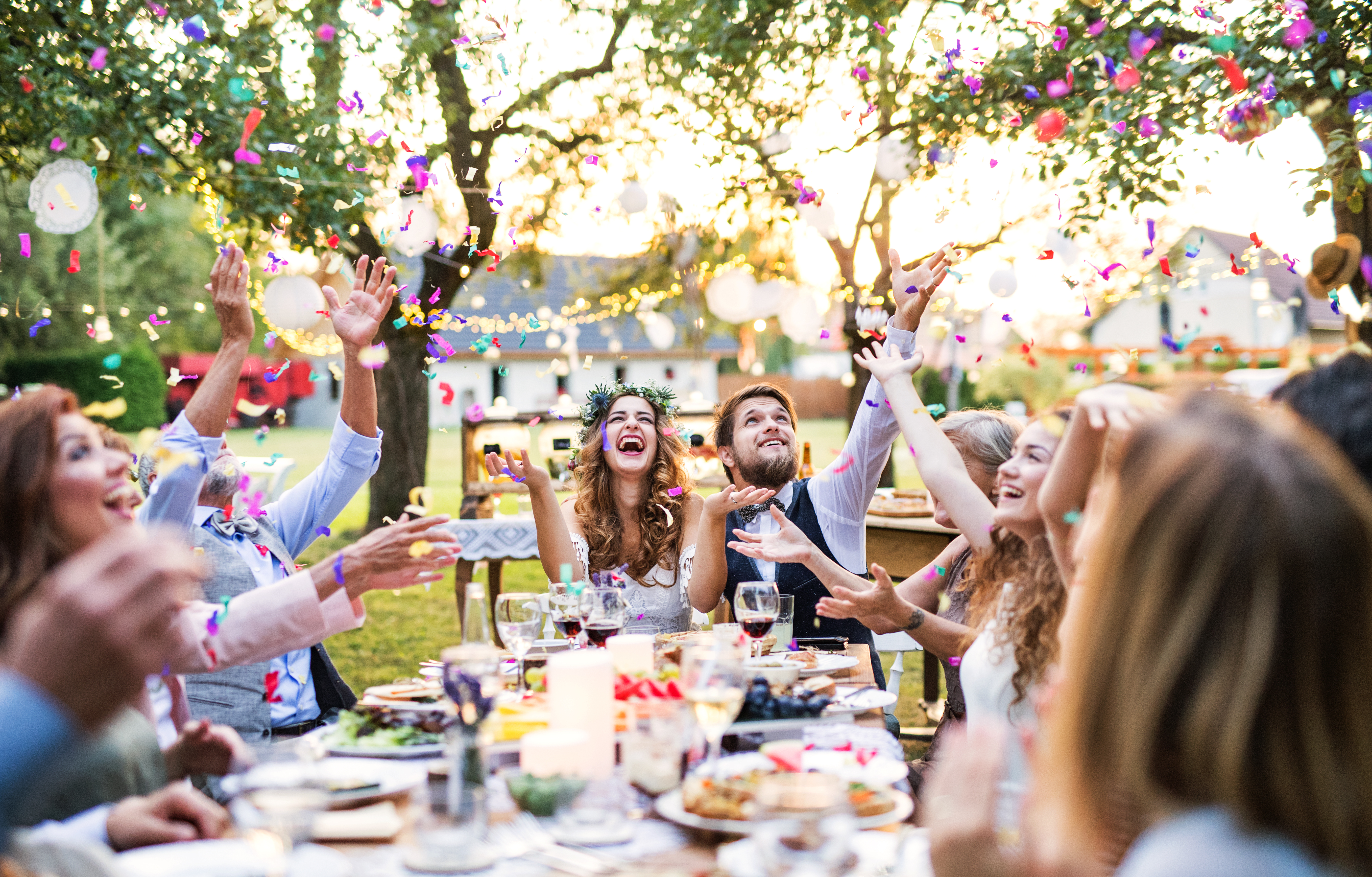 Recién casados y amigos en la recepción | Foto: Shutterstock