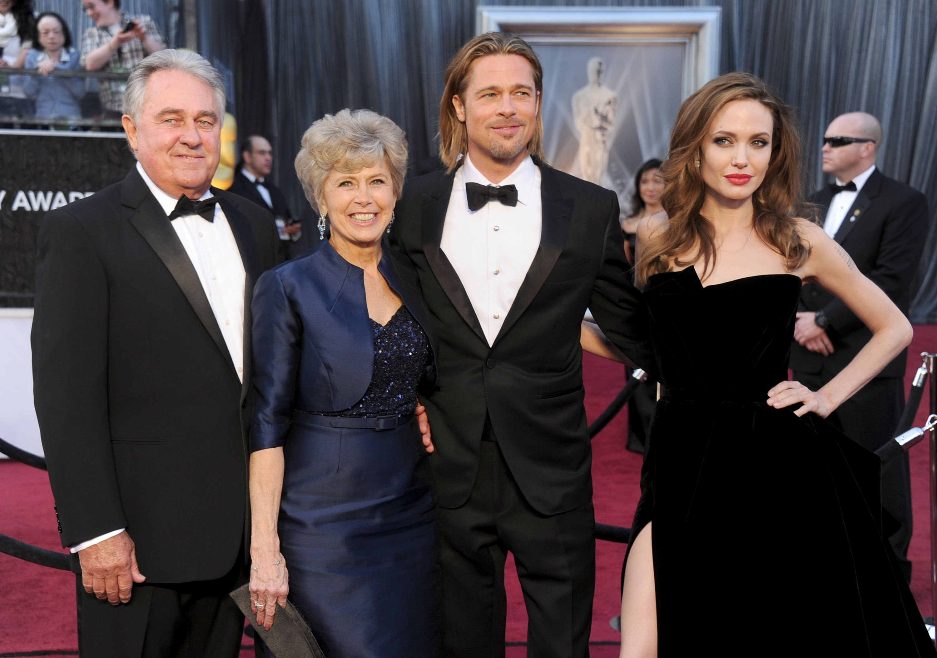 William Pitt, Jane Pitt, Brad Pitt y Angelina Jolie llegan a los 84º Premios Anuales de la Academia en el Hollywood & Highland Center el 26 de febrero de 2012, en Hollywood, California. | Fuente: Getty Images