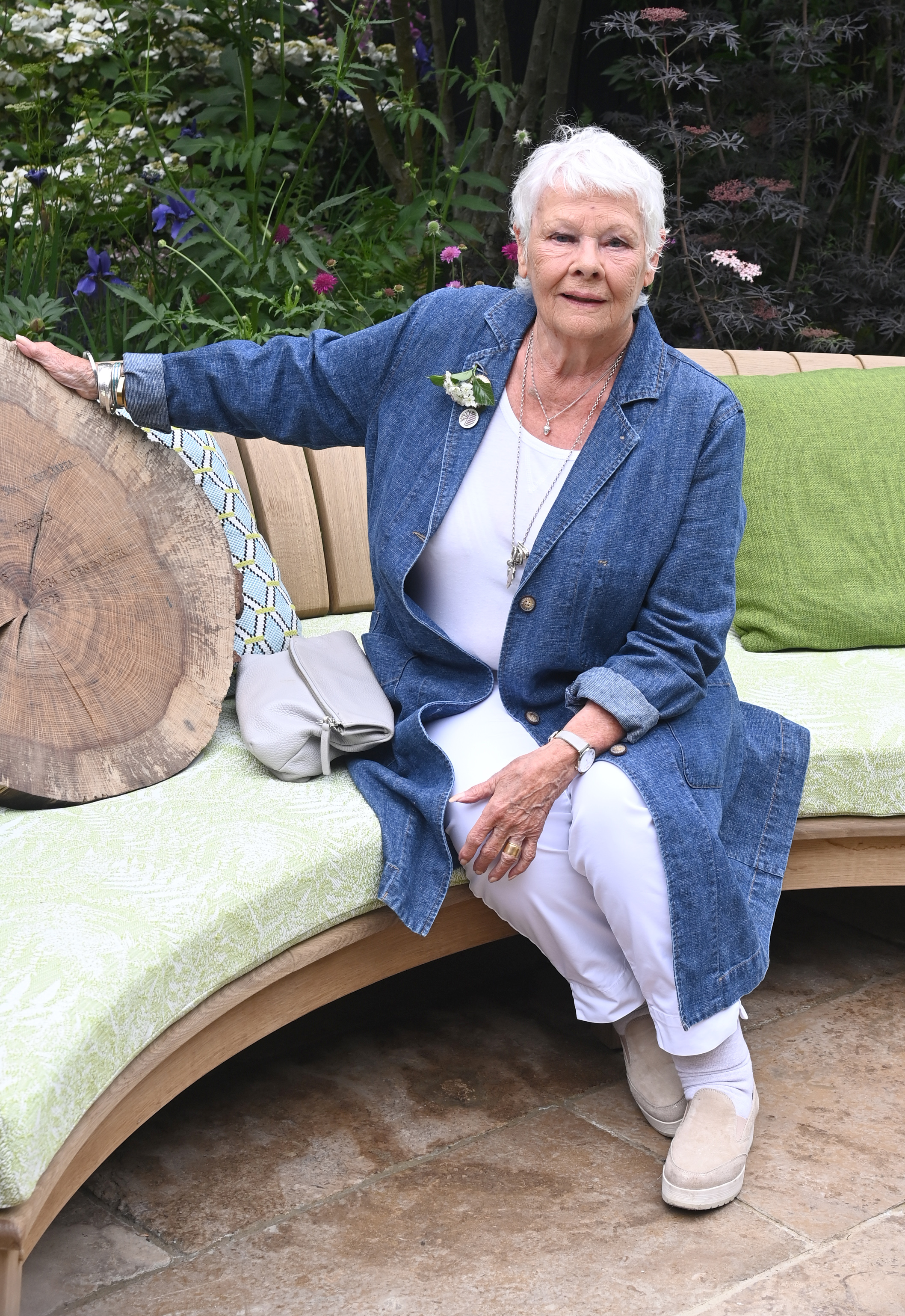 Judy Dench en la jornada de prensa de la Exposición de Flores RHS Chelsea en Londres, Inglaterra, el 23 de mayo de 2022 | Fuente: Getty Images