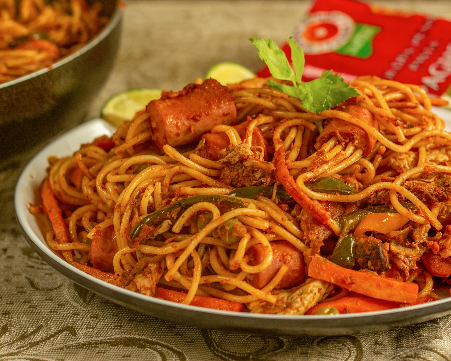 Un plato de fideos sobre la mesa | Fuente: Pexels