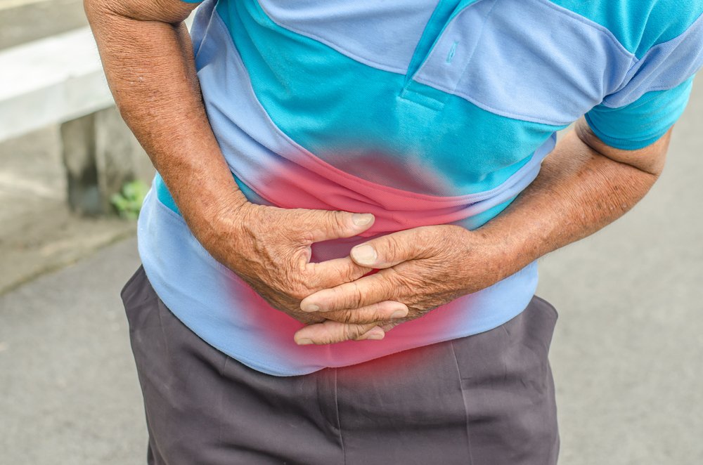 Hombre con dolor abdominal. Fuente: Shutterstocks