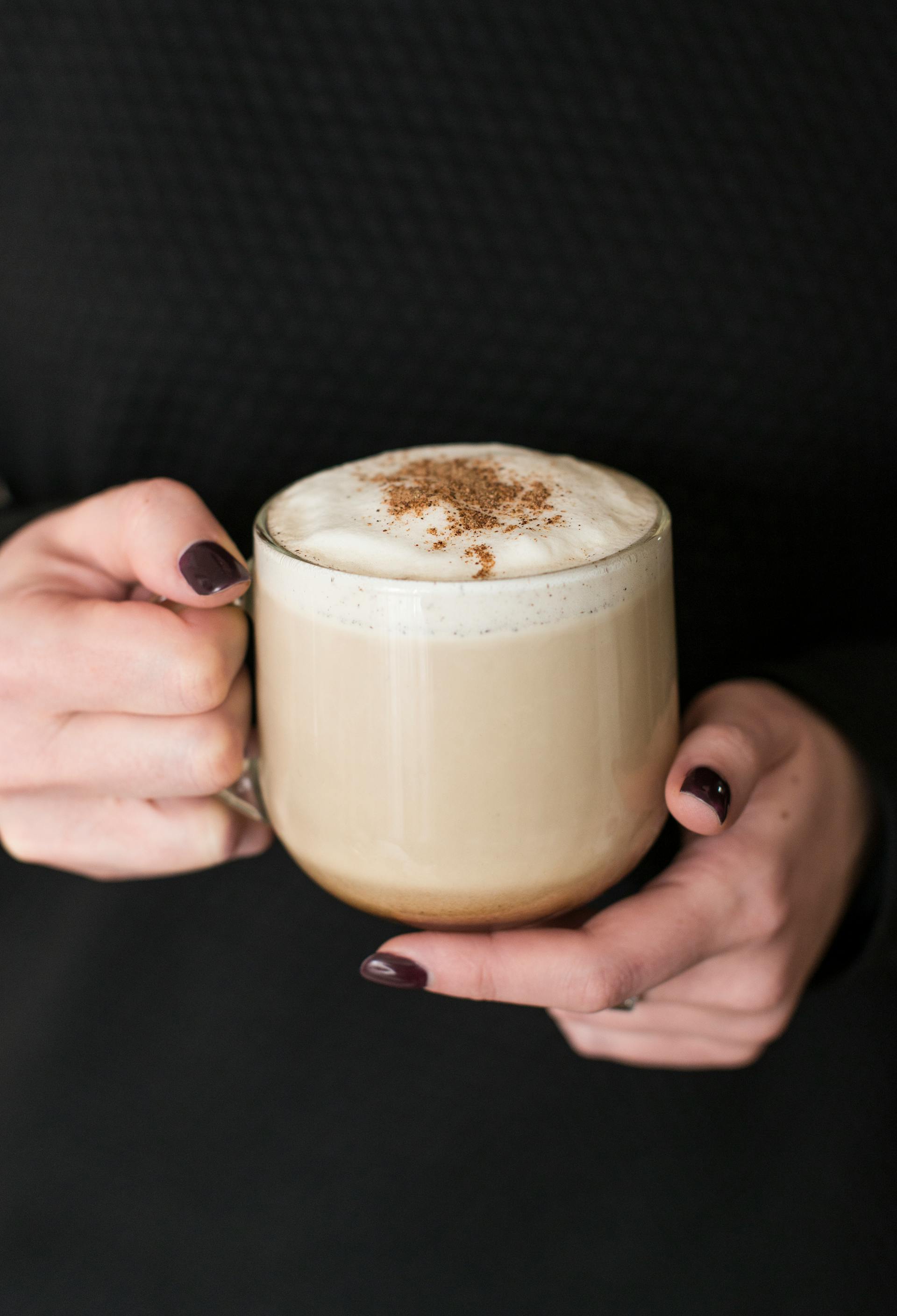 Una mujer con una taza de café en la mano | Fuente: Pexels