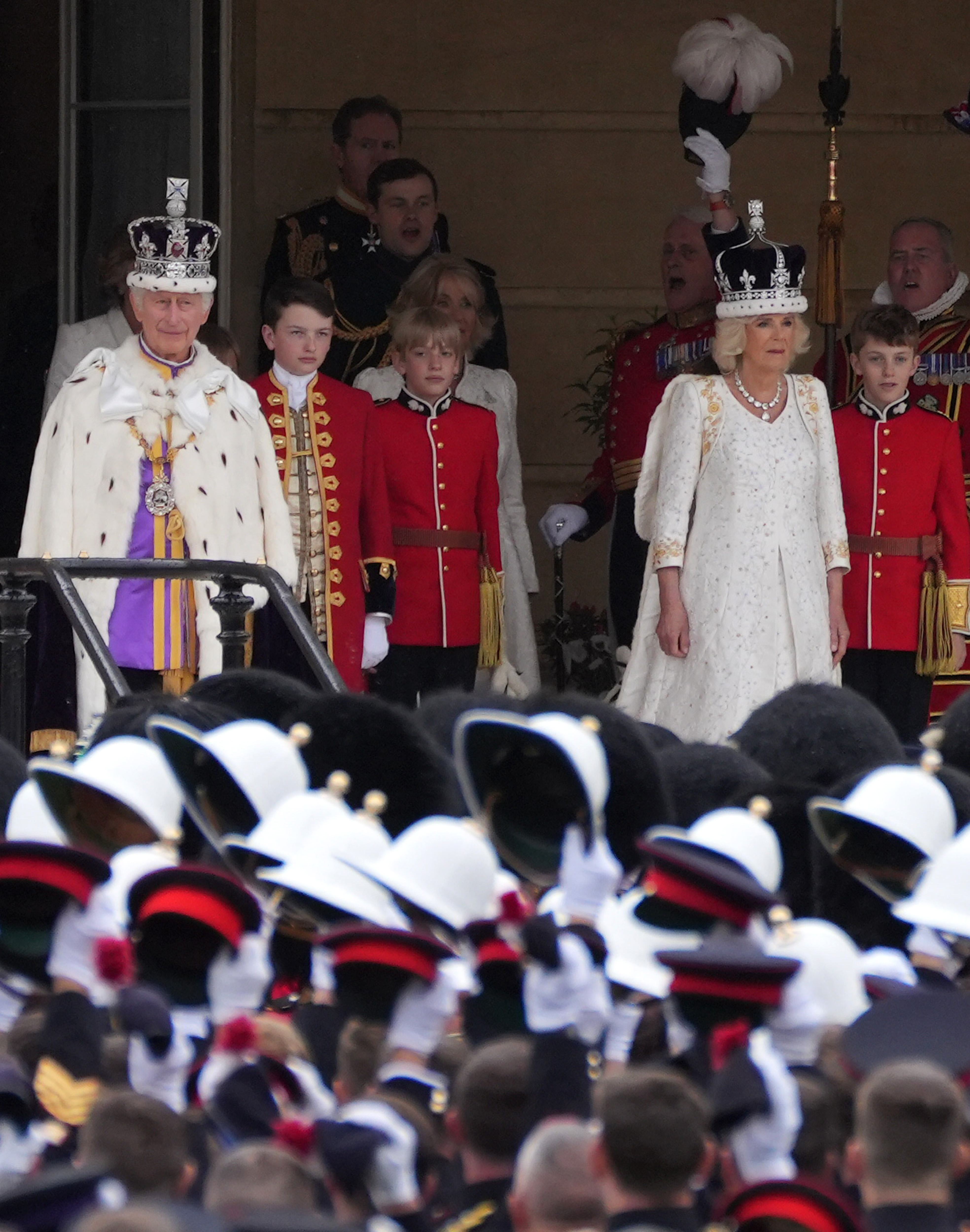 El rey Charles III, invitado, Louis Lopes, la reina Camilla y Freddy Parker Bowles salen del servicio de Coronación en Londres, Inglaterra, el 6 de mayo de 2023. | Fuente: Getty Images