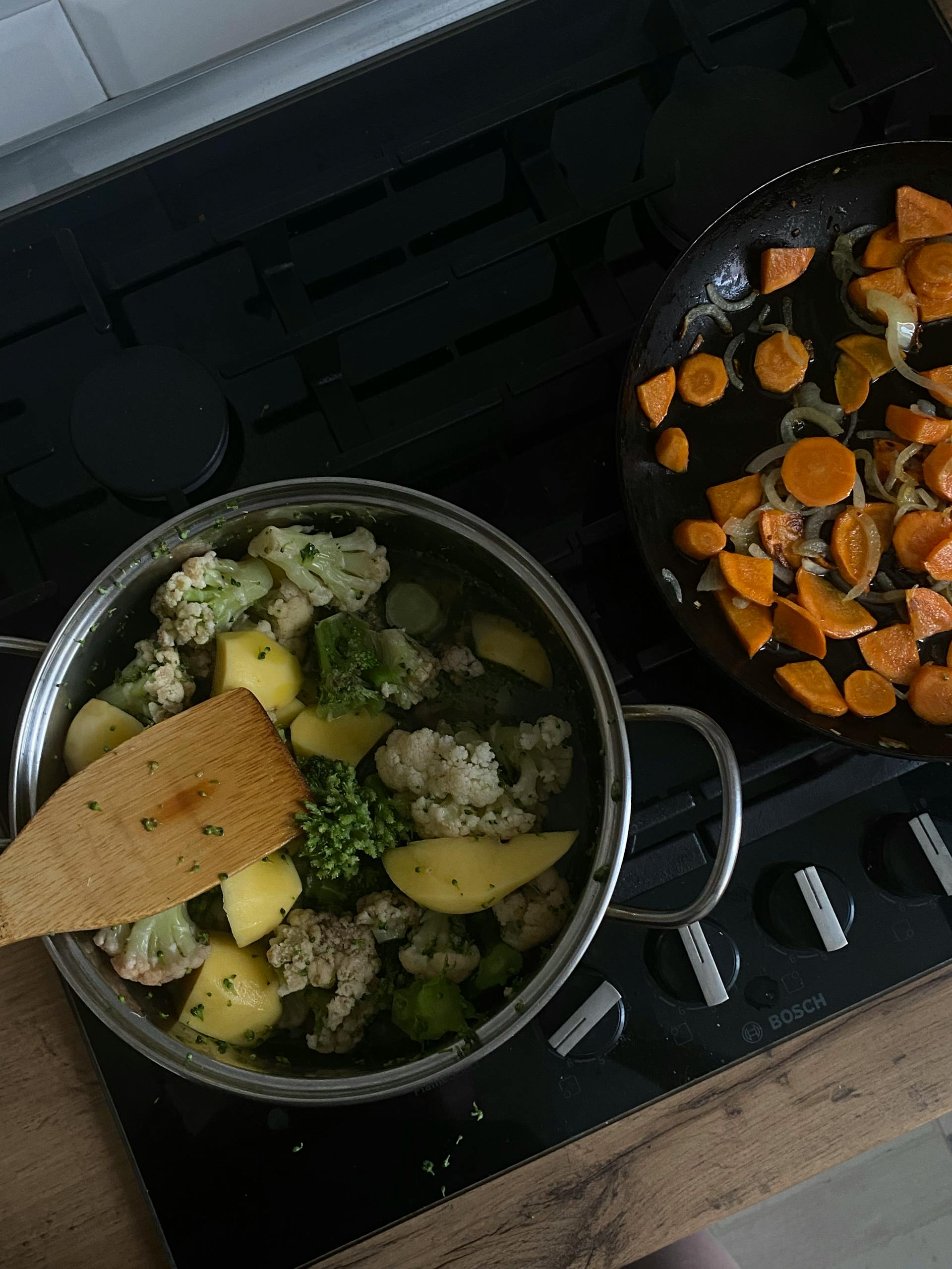 Ollas de comida sobre un hornillo | Fuente: Pexels