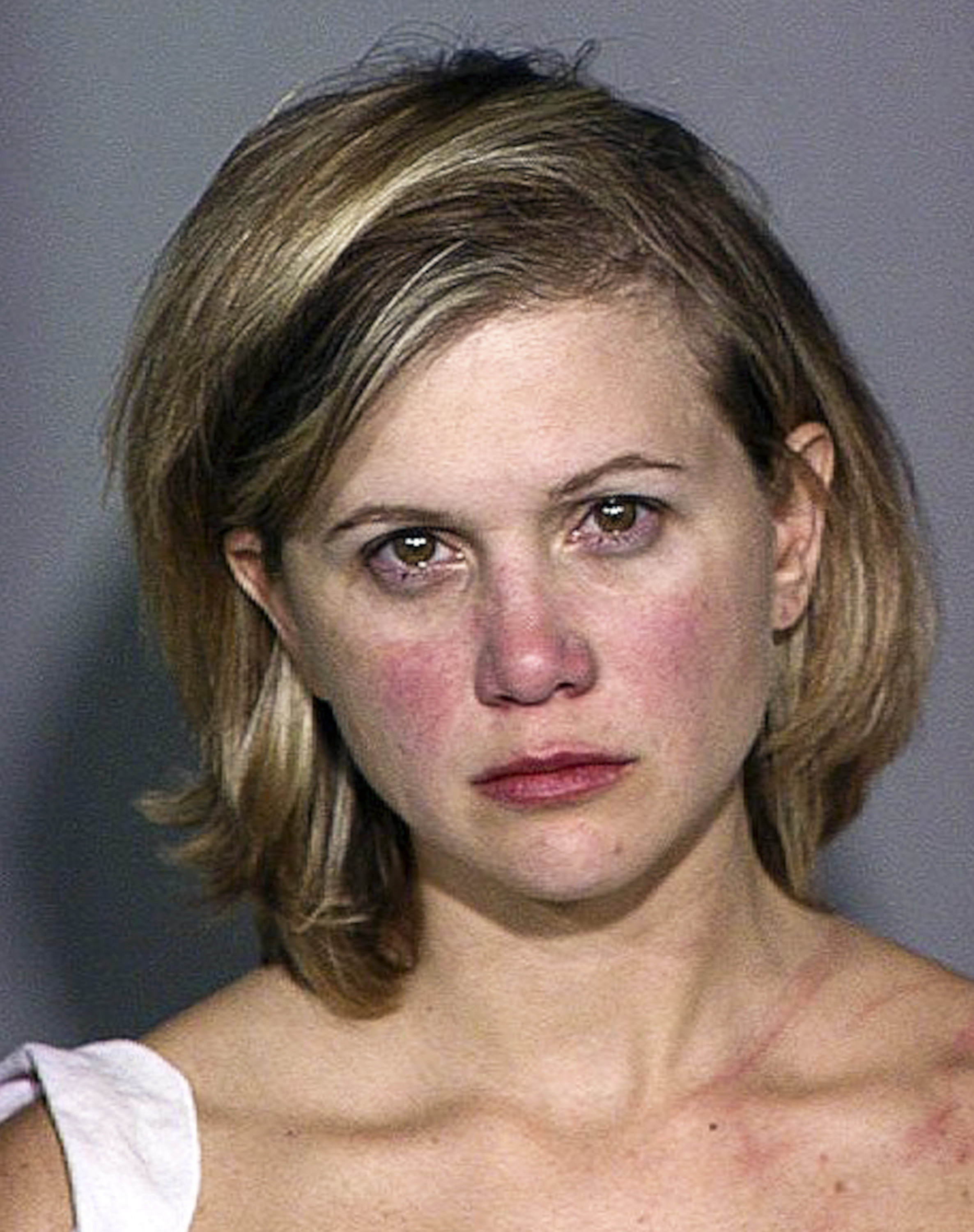 Tracey Gold en una foto policial tras su detención por conducir bajo los efectos del alcohol el 3 de septiembre de 2004, en Ventura, California. | Fuente: Getty Images