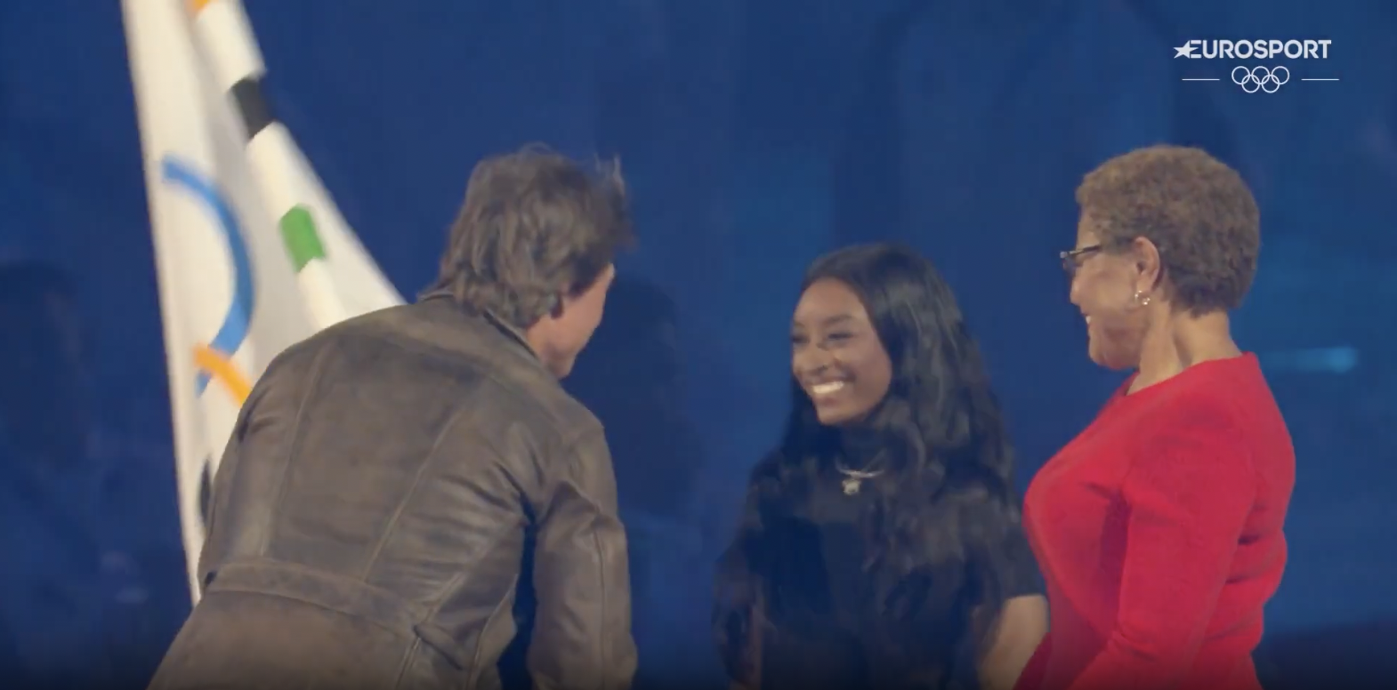 Tom Cruise llegando al escenario principal para tomar la bandera de manos de Simone Biles y Karen Bass, publicado el 12 de agosto de 2024 | Fuente: YouTube/Eurosport