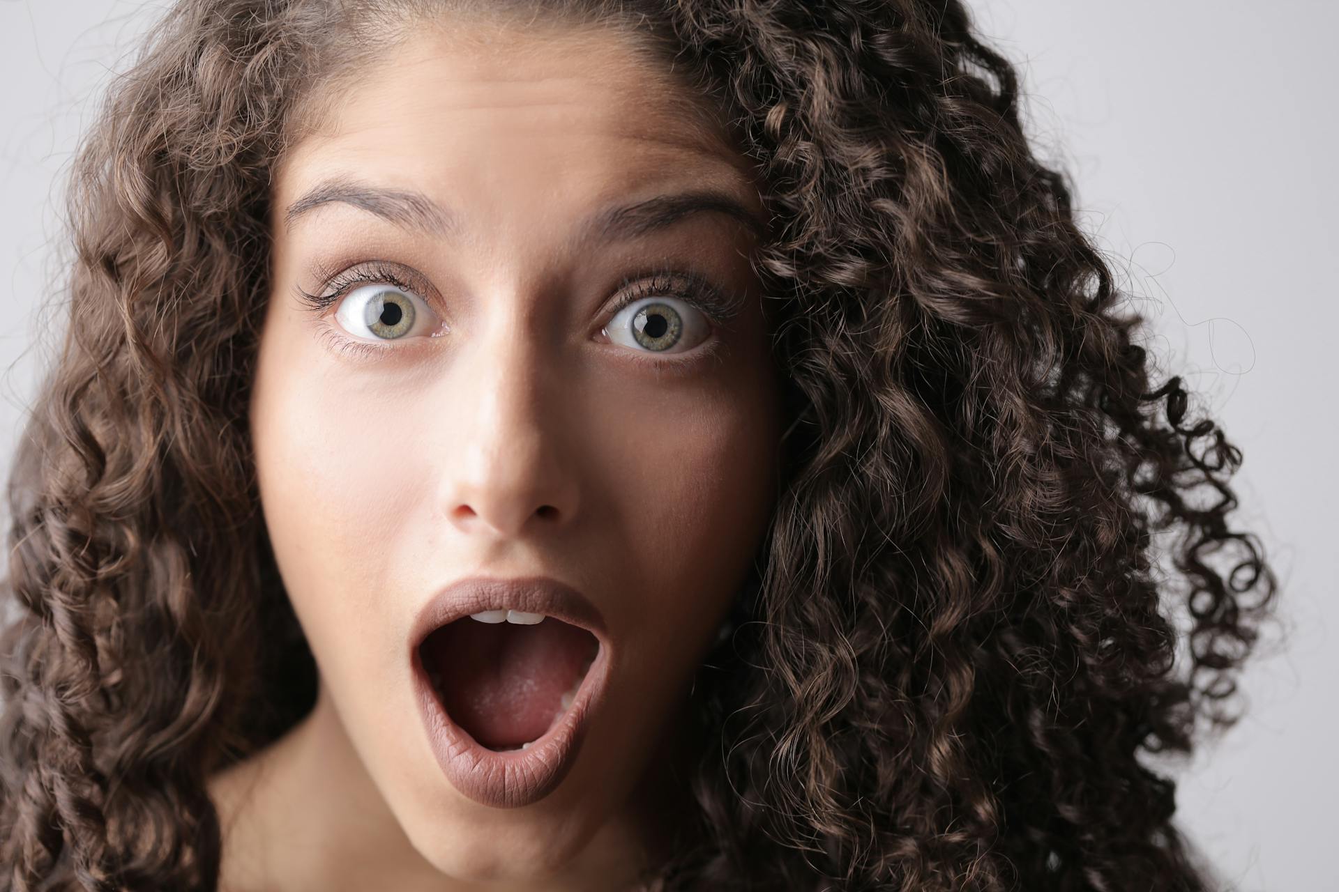 Una mujer con la boca abierta en estado de shock | Fuente: Pexels