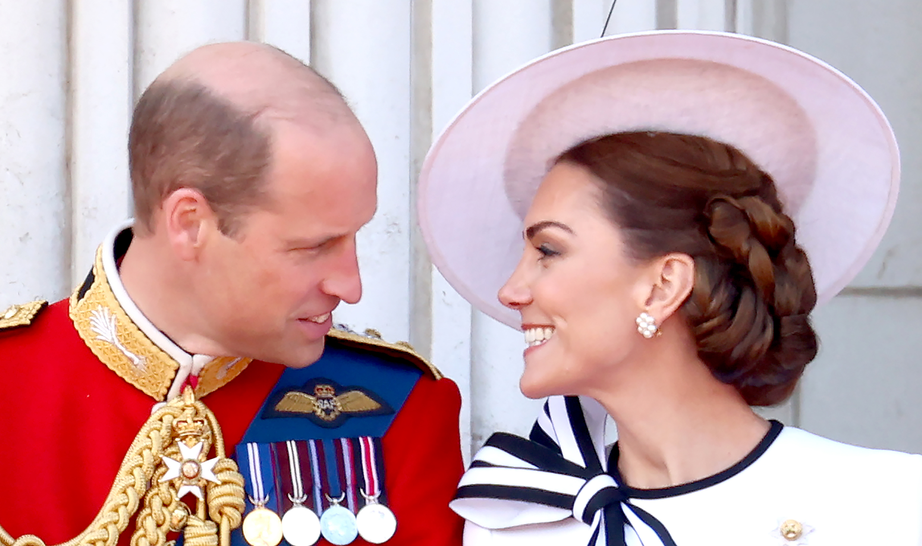 El príncipe William, príncipe de Gales, y Catherine, princesa de Gales, en el balcón durante el Trooping the Colour en el Palacio de Buckingham en Londres, Inglaterra, el 15 de junio de 2024. | Fuente: Getty Images