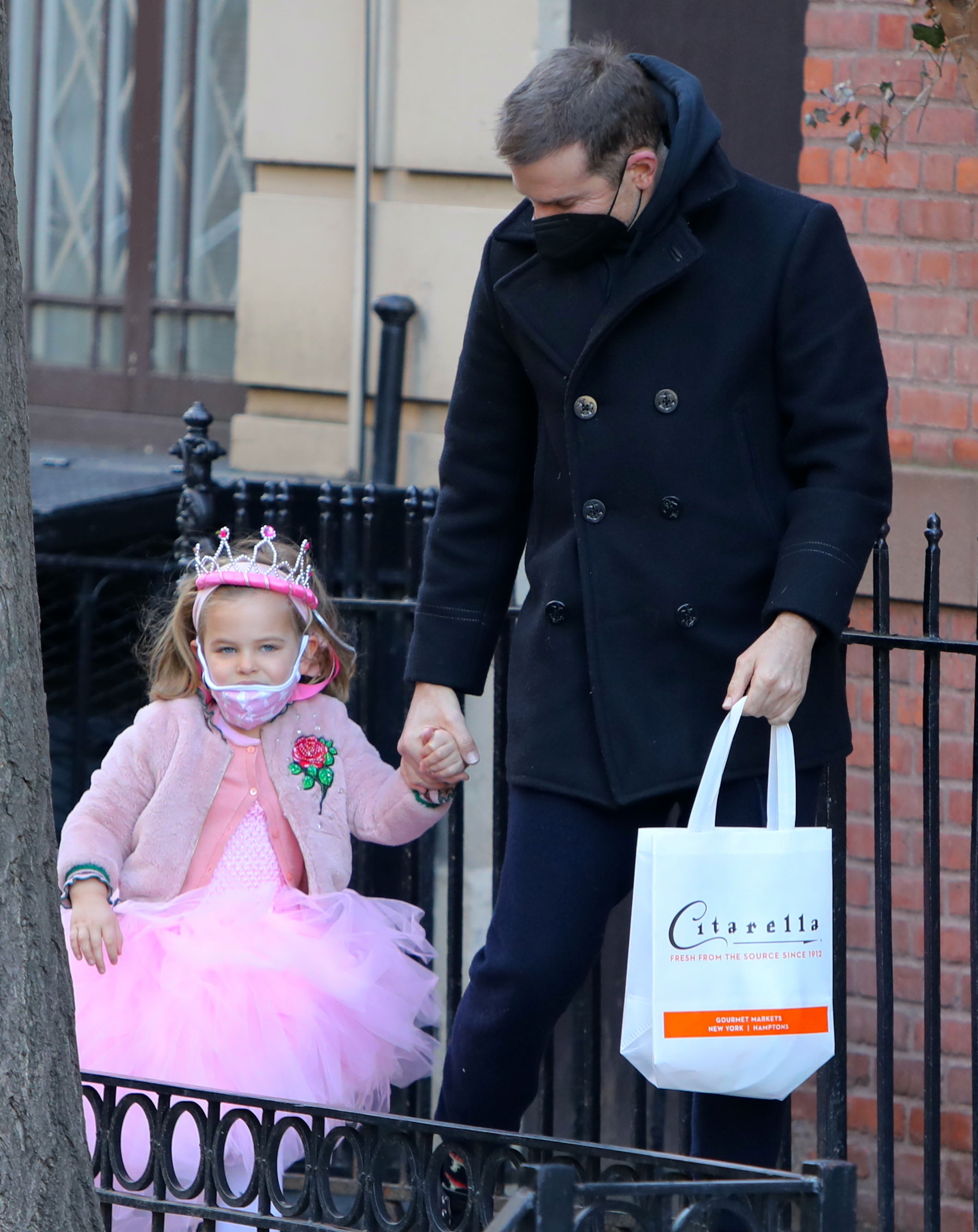 Lea De Seine Shayk Cooper y Bradley Cooper fueron vistos saliendo por Nueva York el 19 de marzo de 2021. | Fuente: Getty Images