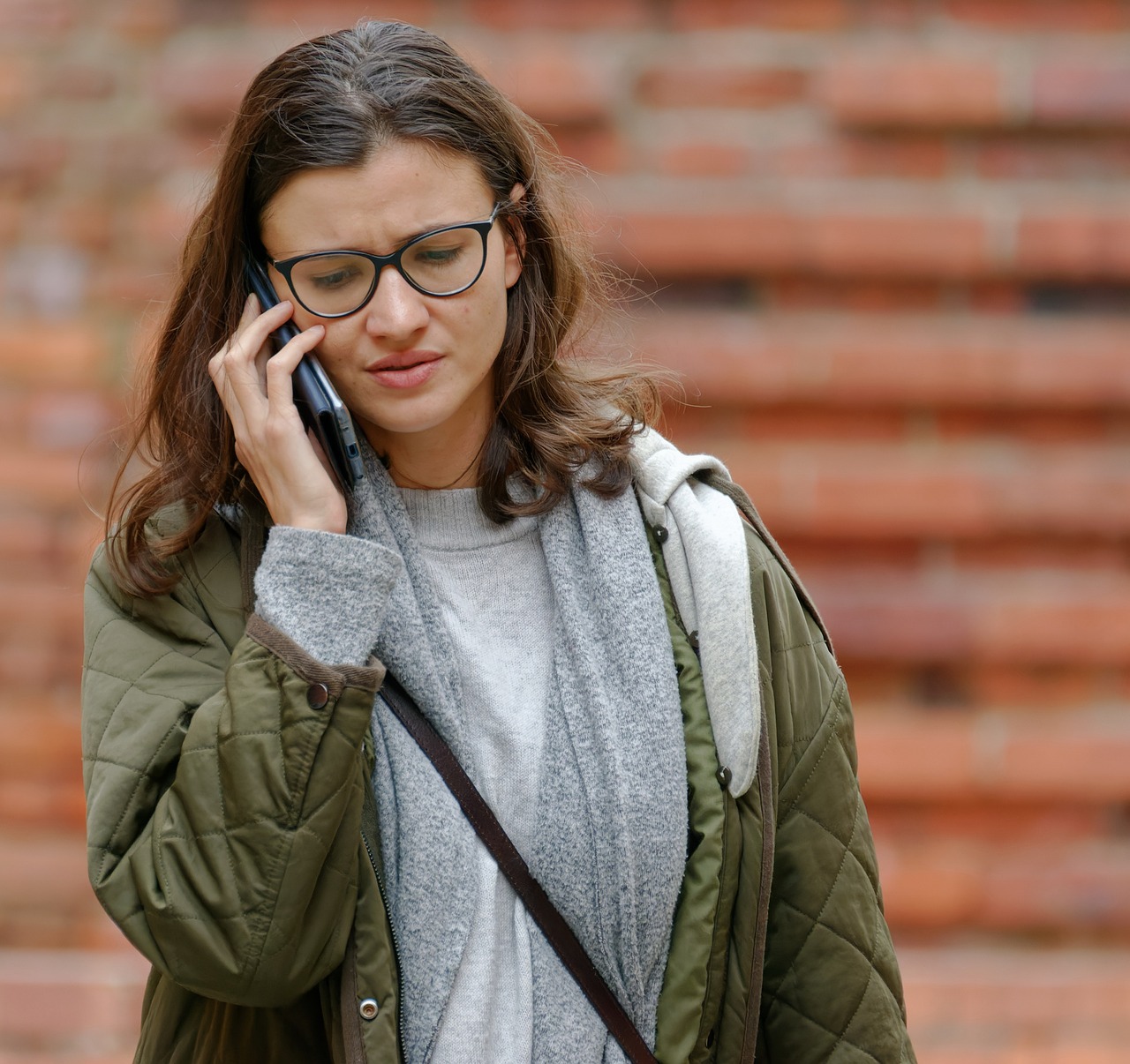 Una mujer alterada hablando por teléfono | Fuente: Pixabay