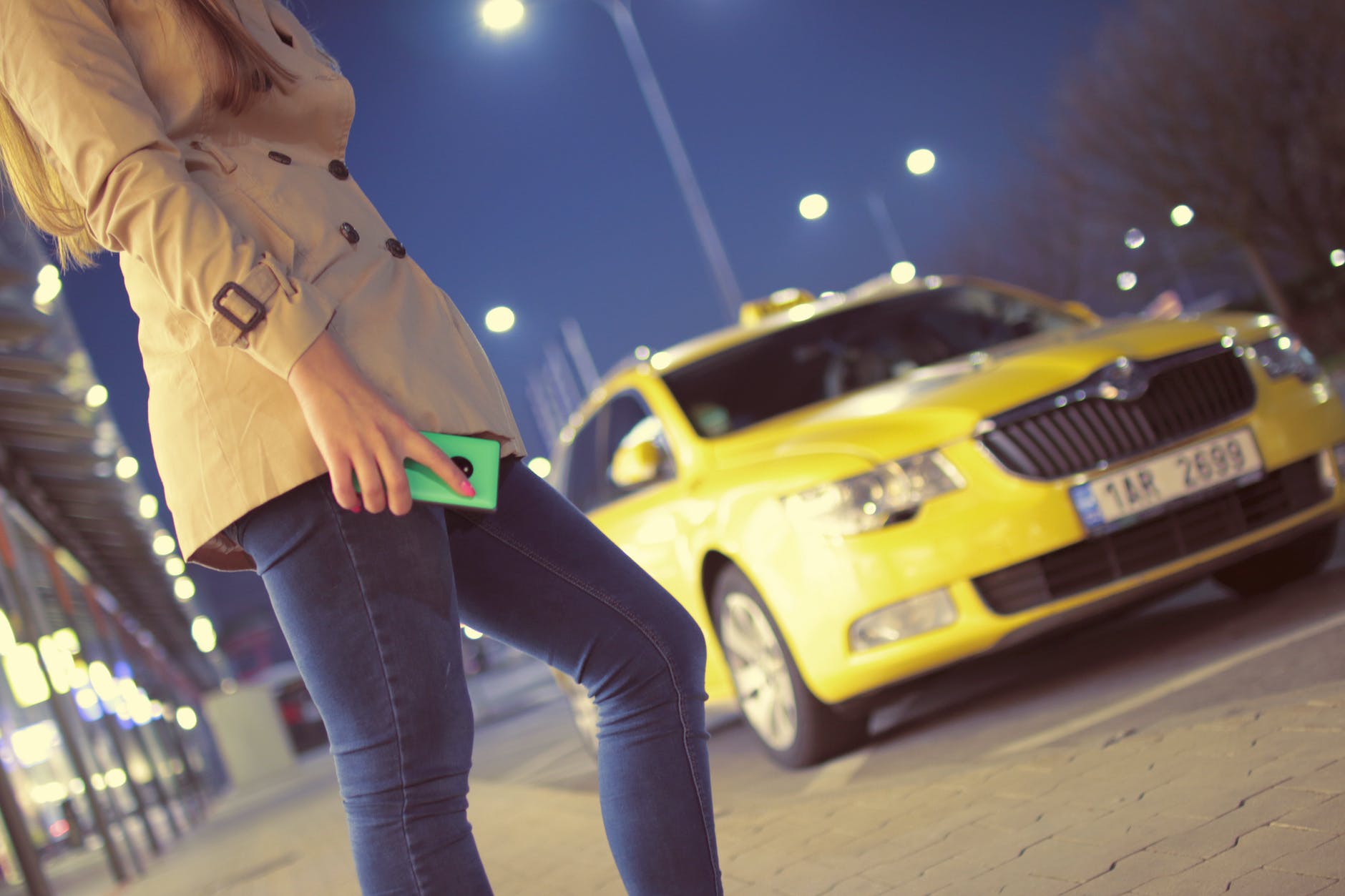 Mujer con un taxi. | Foto: Pexels