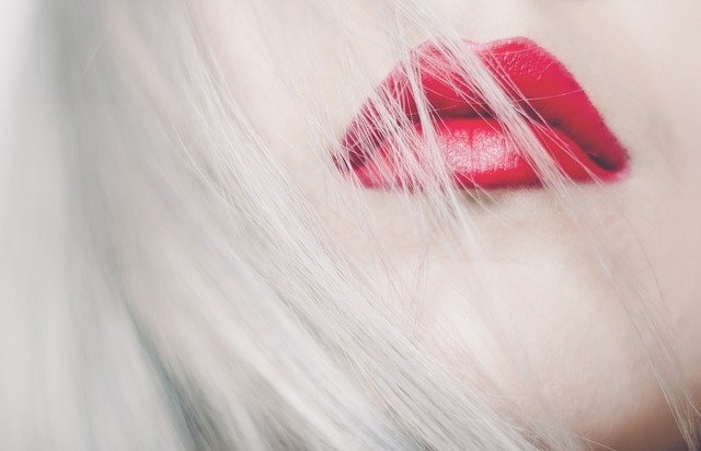 Mujer con los labios pintados de rojo. | Foto: Pixabay.