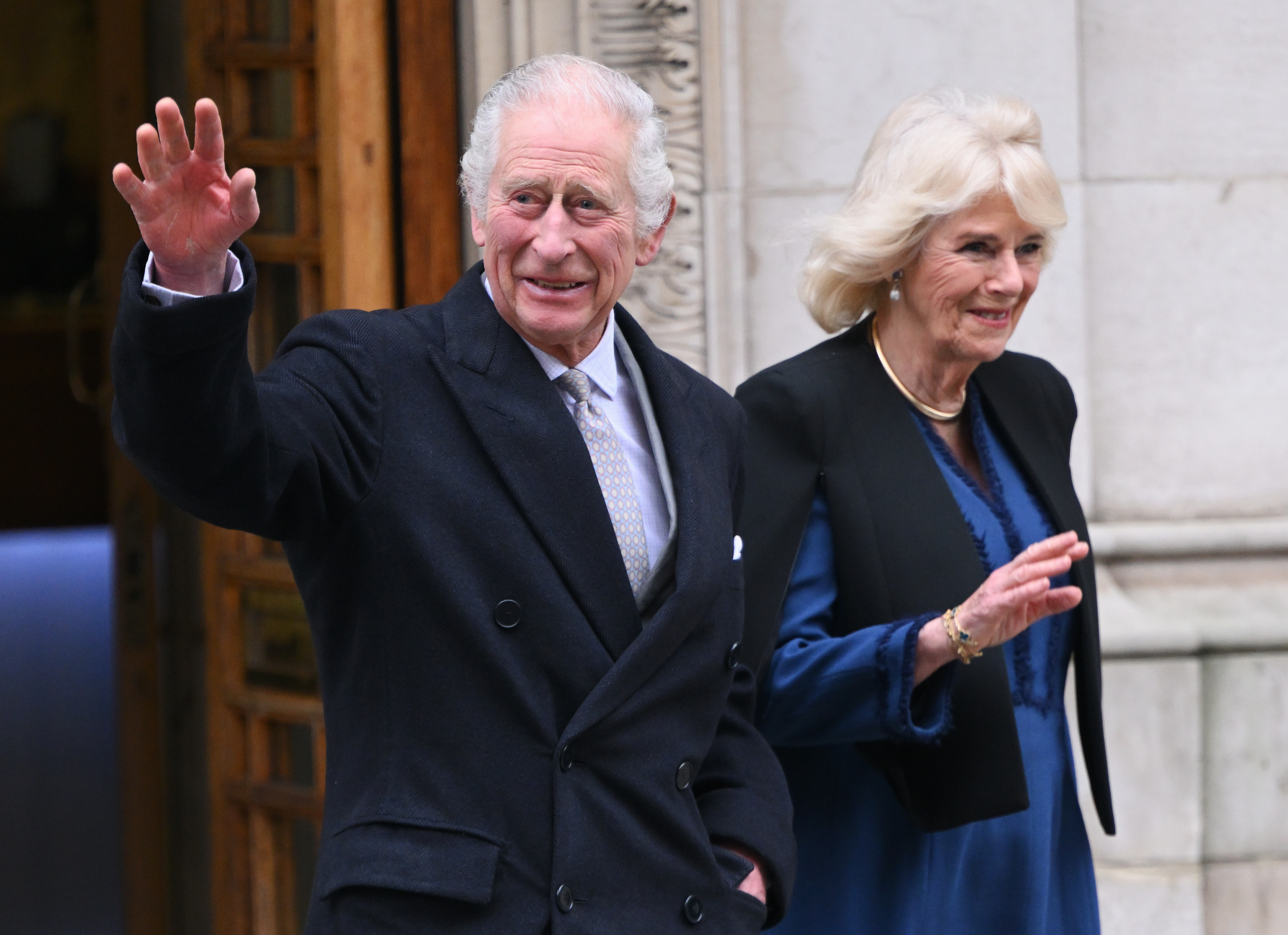 El rey Charles III sale de The London Clinic con la reina Camilla el 29 de enero de 2024 en Londres, Inglaterra | Fuente: Getty Images