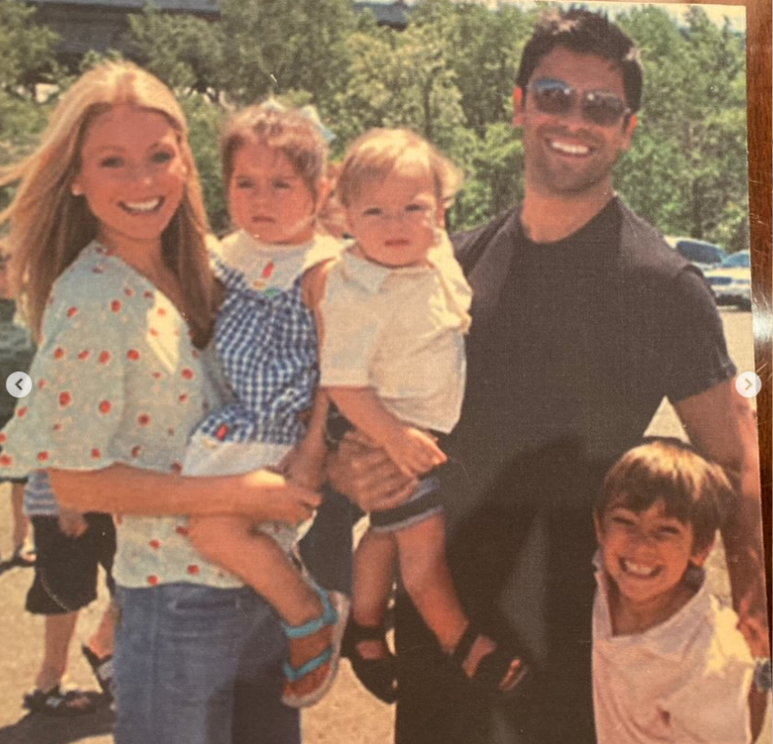 Kelly Ripa y Mark Consuelos posan con sus hijos, entre ellos la pequeña Lola Consuelos, en una foto familiar. | Fuente: Instagram/kellyripa