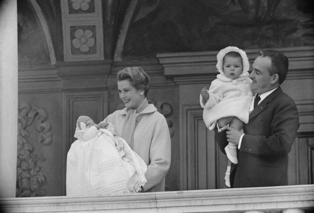 Rainier III, príncipe de Mónaco y su esposa Grace Kelly, con su primogénita Caroline y el príncipe Albert II en el principado de Mónaco. Abril de 1958. | Foto: Getty Images