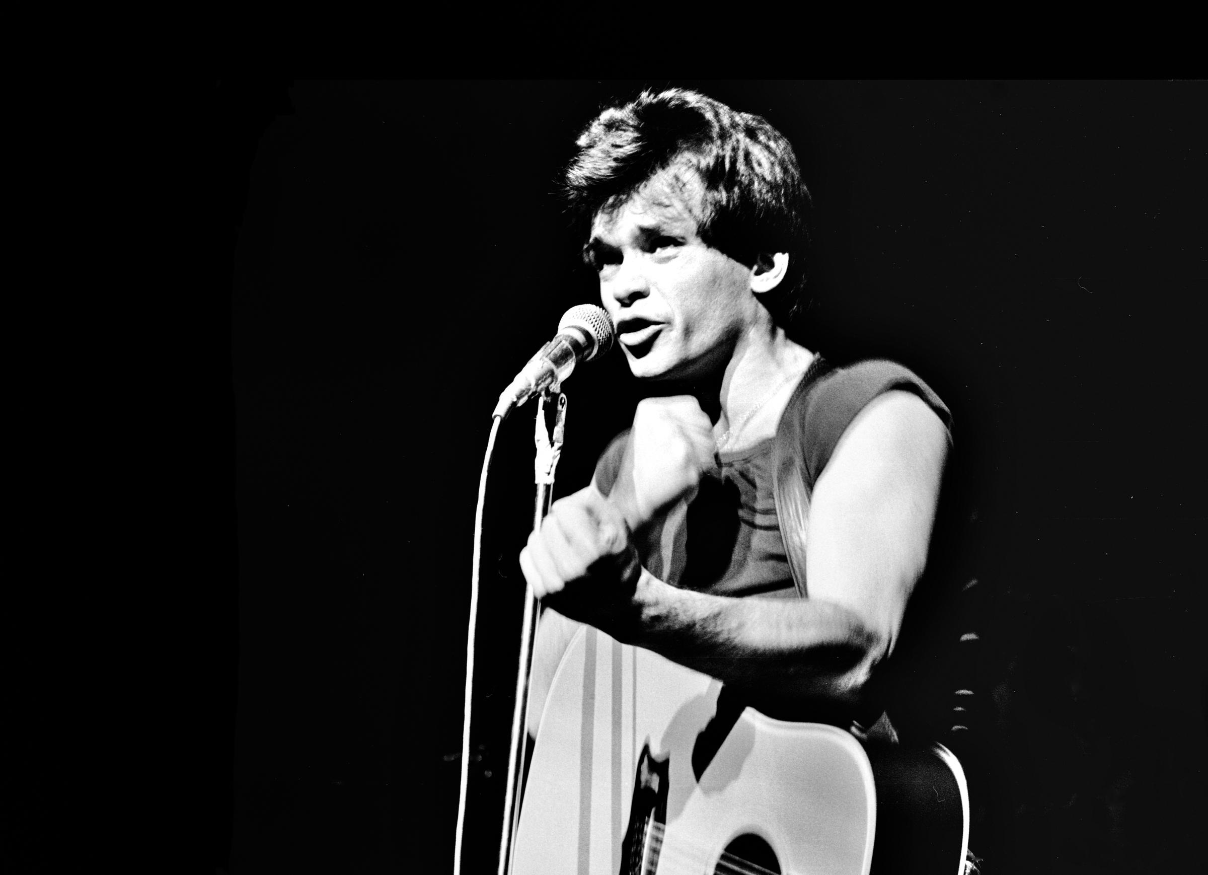 El ganador de un Grammy actuando en el escenario del Hammersmith Odeon, Londres, Inglaterra, en 1978. | Fuente: Getty Images