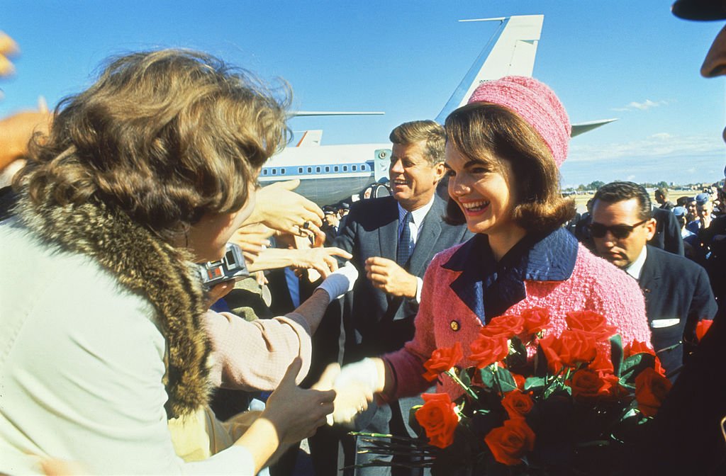 John F. Kennedy y su esposa Jackie en Love Field el día del asesinato del presidente. | Foto: Getty Images