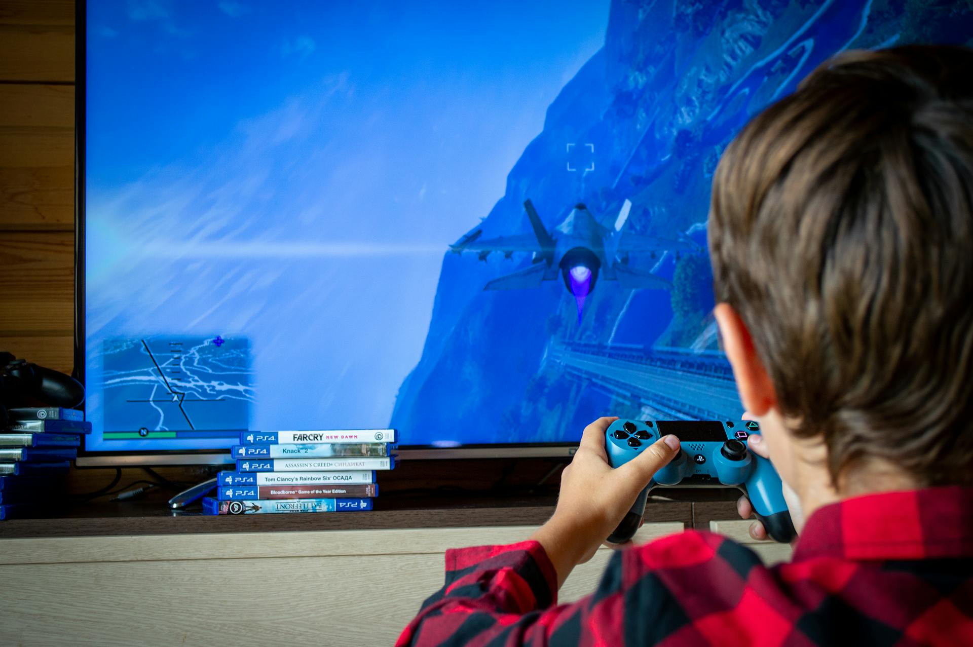 Un niño jugando a un videojuego | Fuente: Pexels