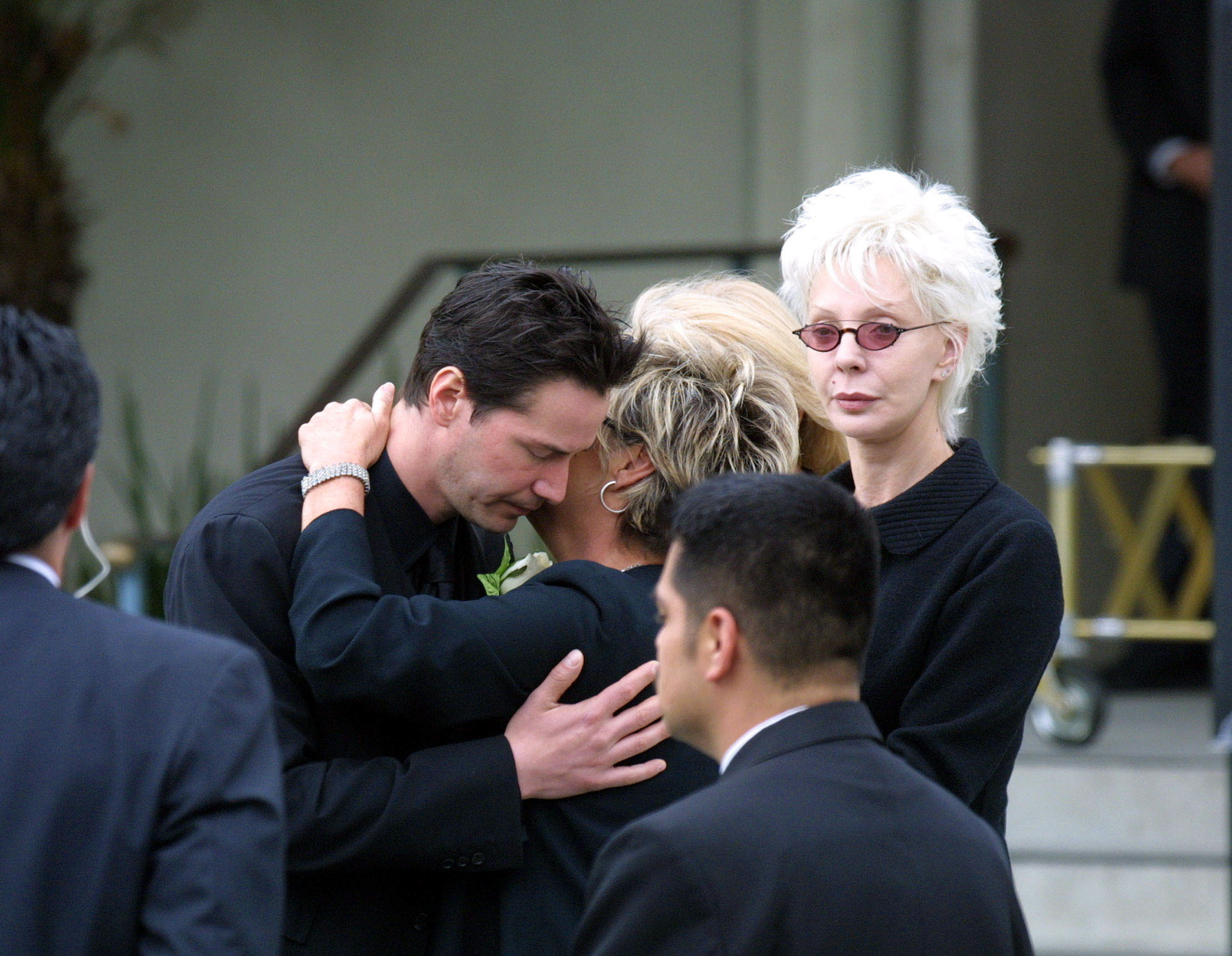 Patricia Taylor y el actor Keanu Reeves asisten al funeral de Jennifer Syme el 07 de abril de 2001 en California | Foto: Getty Images
