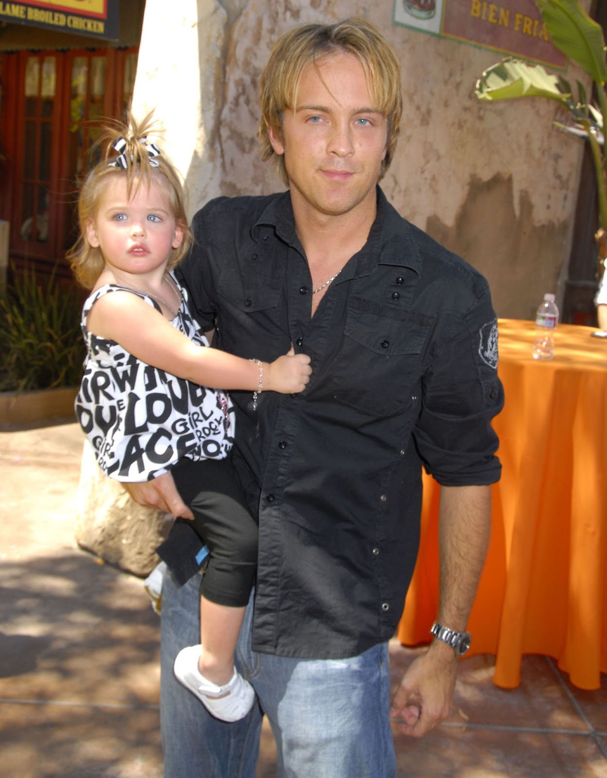 Dannielynn y Larry Birkhead llegan a la fiesta de celebración del lanzamiento de The Simpsons Ride en Universal Studios Hollywood el 17 de mayo de 2008, en Universal City, California. | Fuente: Getty Images