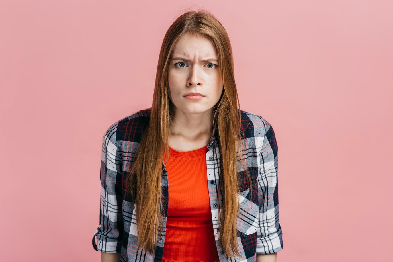 Una mujer con el ceño fruncido y desconcertada | Fuente: Freepik