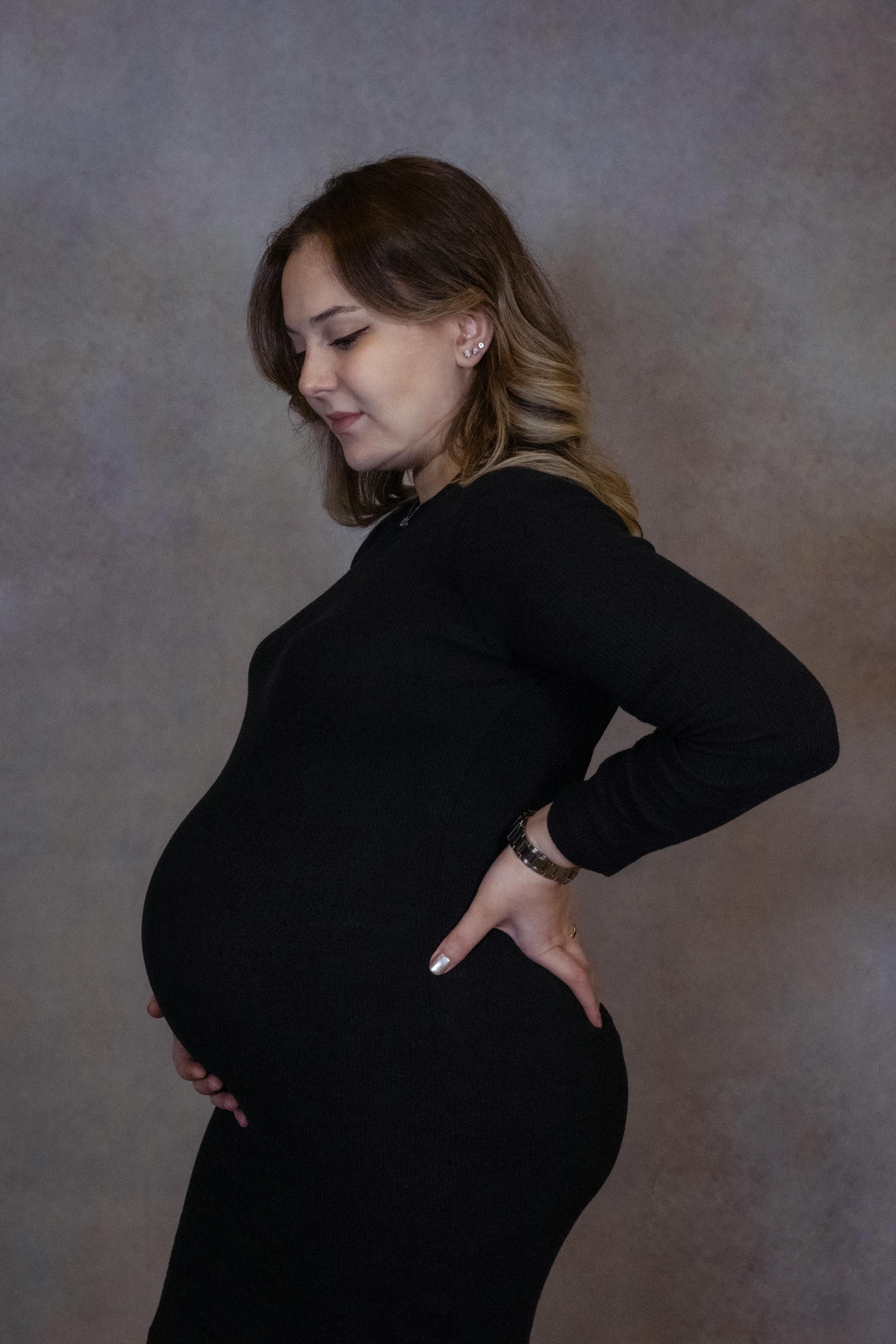 Embarazada sujetando su barriguita | Foto: Pexels