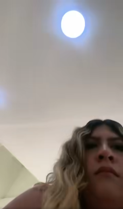 Mujer que toma el teléfono de Valeria tras ser atacada en la estética | Fuente: Facebook/Uruapan Online+ Plus
