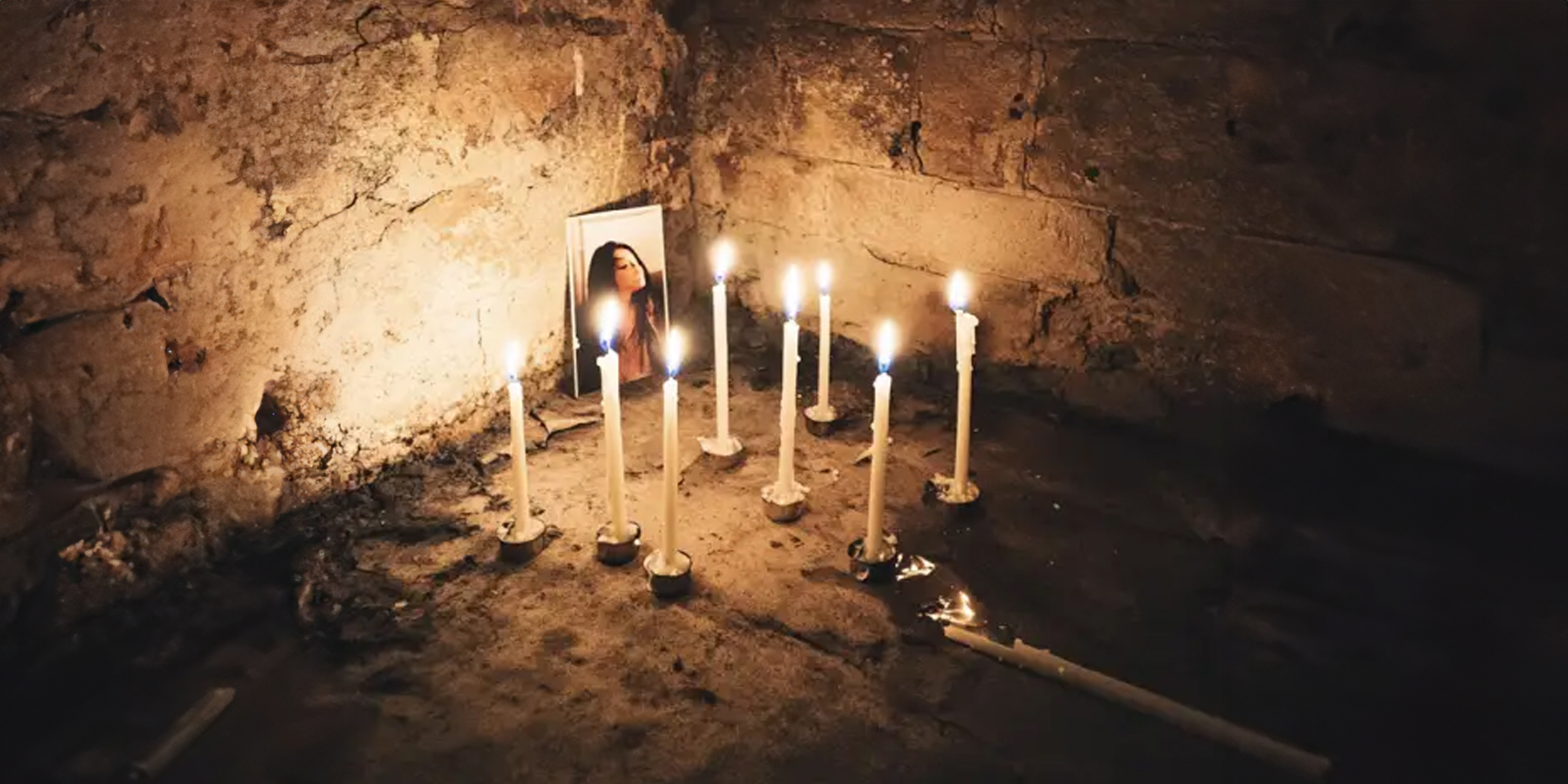 Foto de mujer rodeada de velas | Fuente: Midjourney