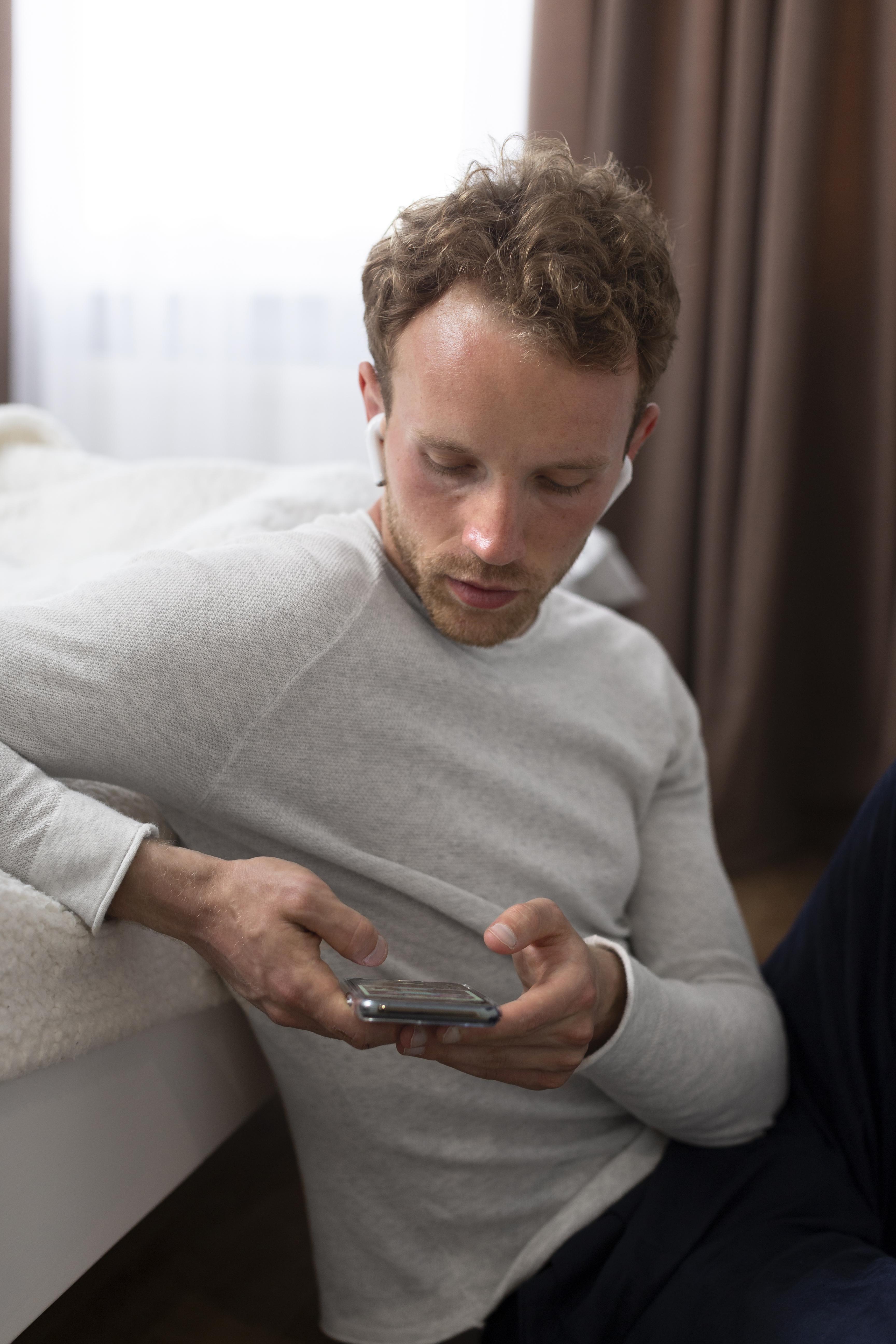 Un hombre tecleando en su teléfono | Fuente: Freepik