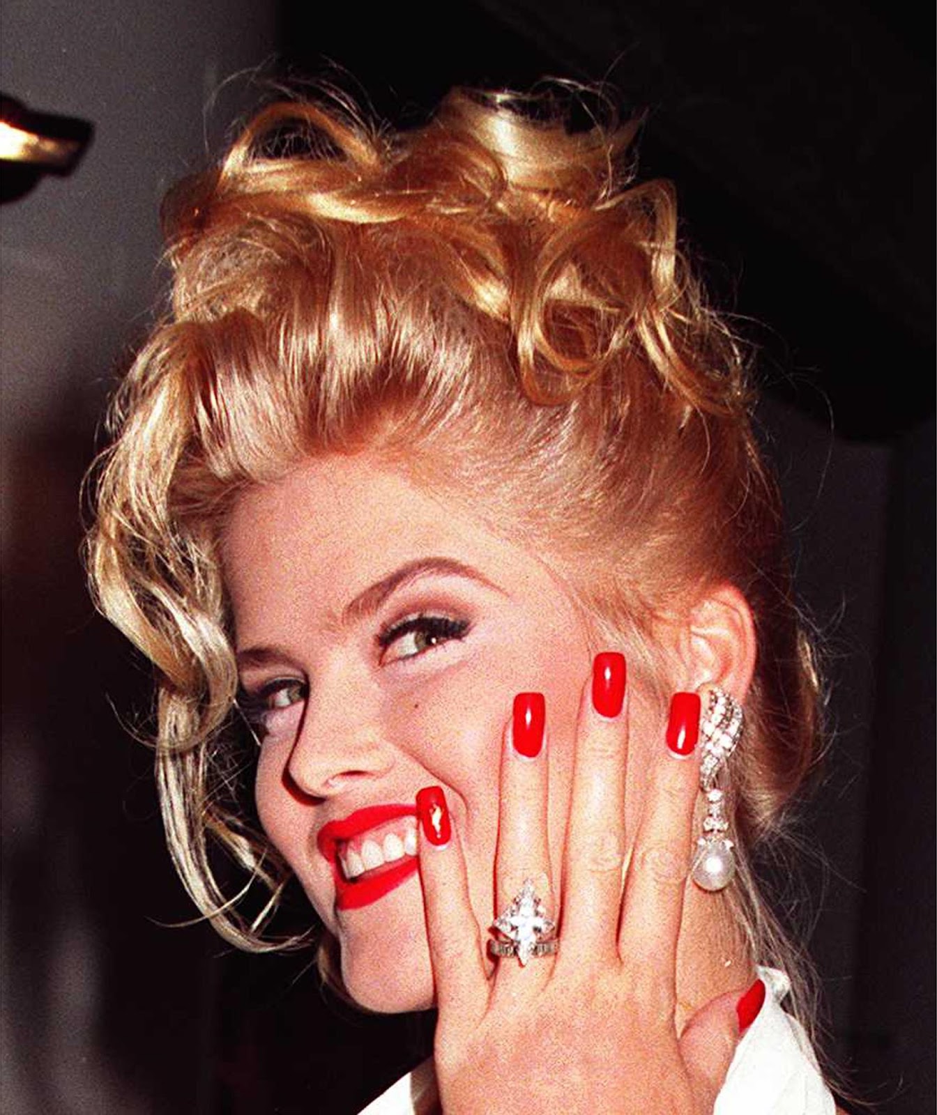 Anna Nicole Smith mostrando el anillo de boda que le regaló el multimillonario J. Howard Marshall en 1994 en Las Vegas. | Fuente: Getty Images