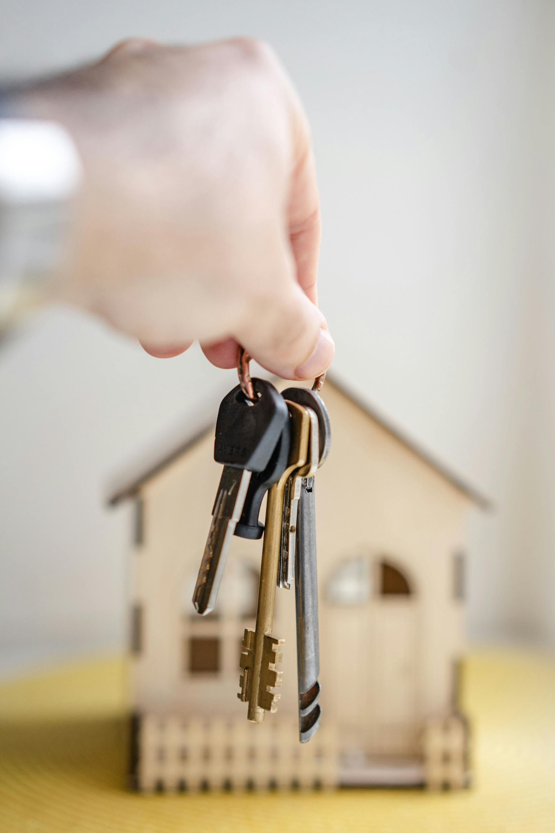 Una persona con las llaves de casa | Fuente: Pexels