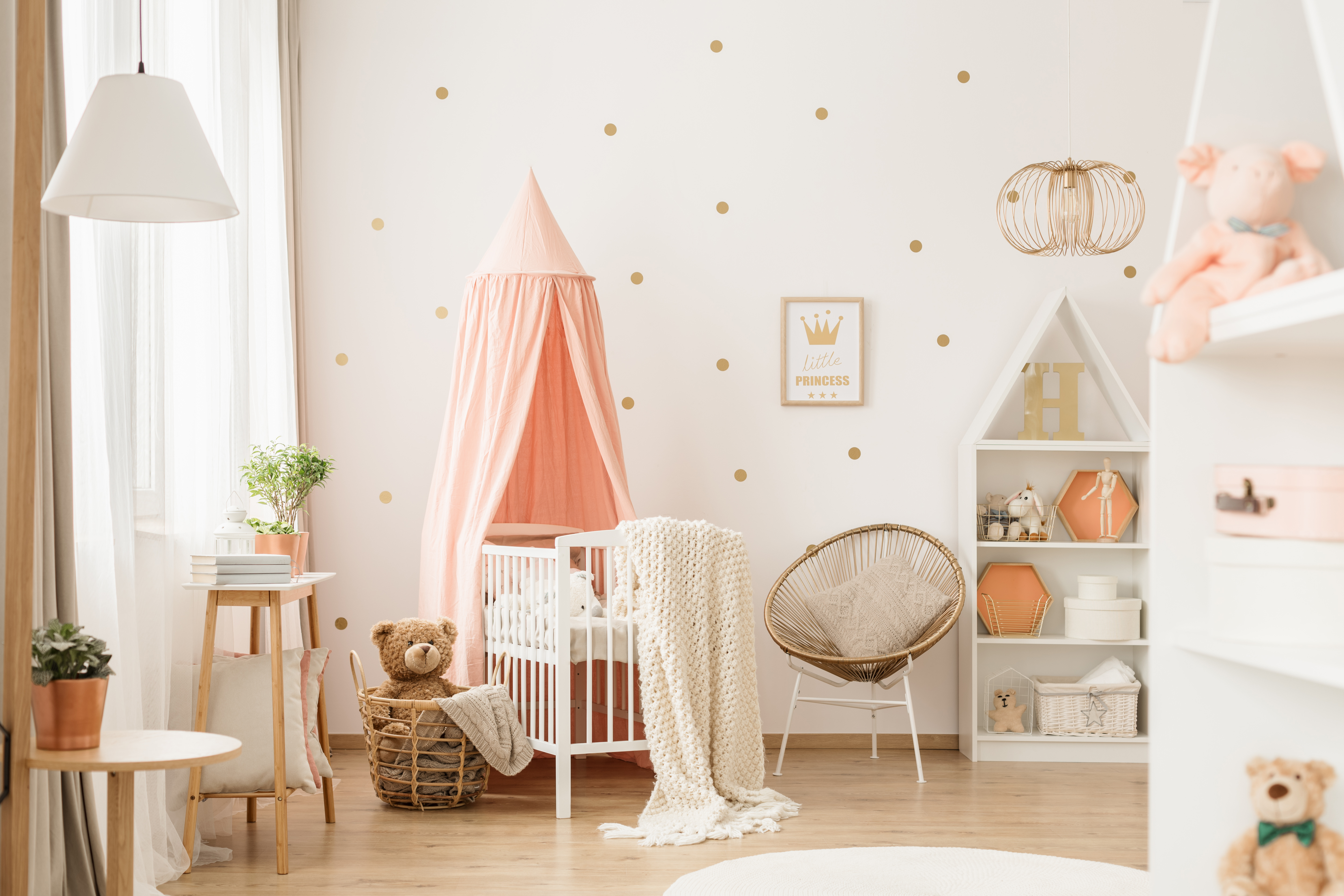 Dormitorio de bebé dorado y rosa | Foto: Getty Images
