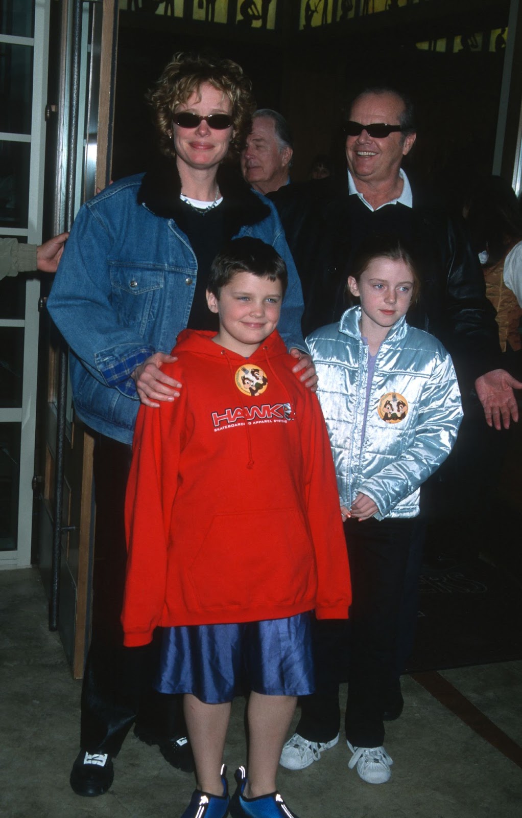 Rebecca Broussard y Jack Nicholson con sus hijos Ray y Lorraine en la gran inauguración de Disney's California Adventure en Disneyland el 5 de febrero de 2001 | Fuente: Getty Images