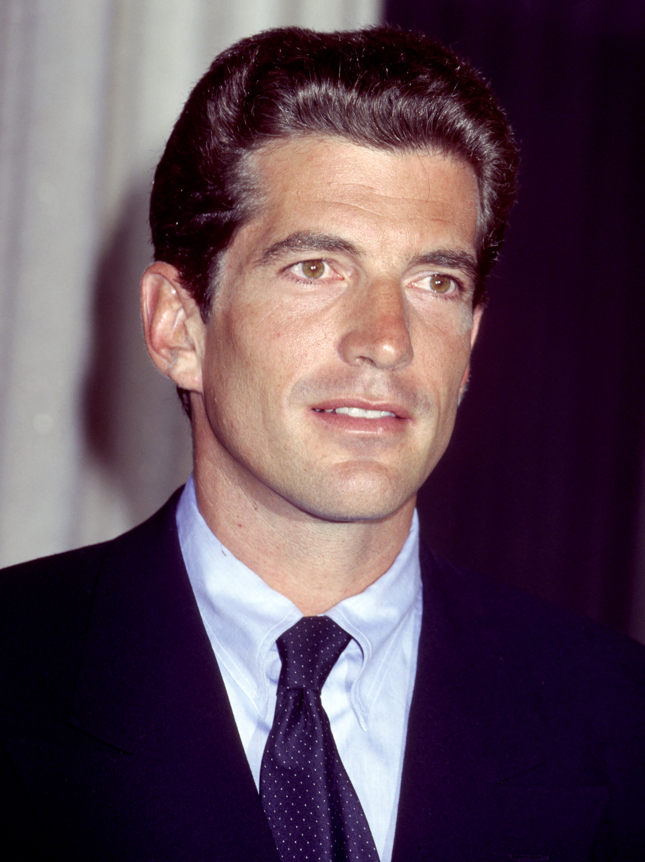 John F. Kennedy Jr. en una rueda de prensa para su revista George el 7 de septiembre de 1995. | Fuente: Getty Images