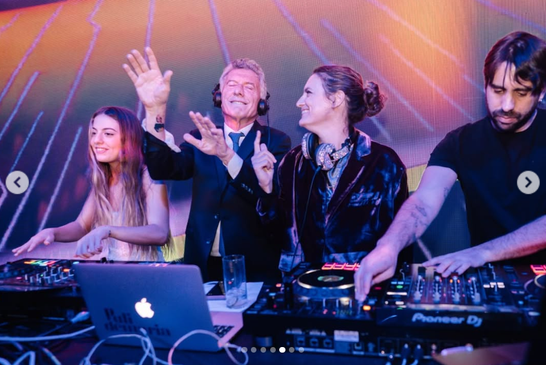Mauricio Macri y Antonia Macri se suben a la cabina junto al equipo de DJ para animar la pista con auriculares puestos y gestos hacia el público en un momento de pura diversión. | Fuente: Instagram/mauriciomacri
