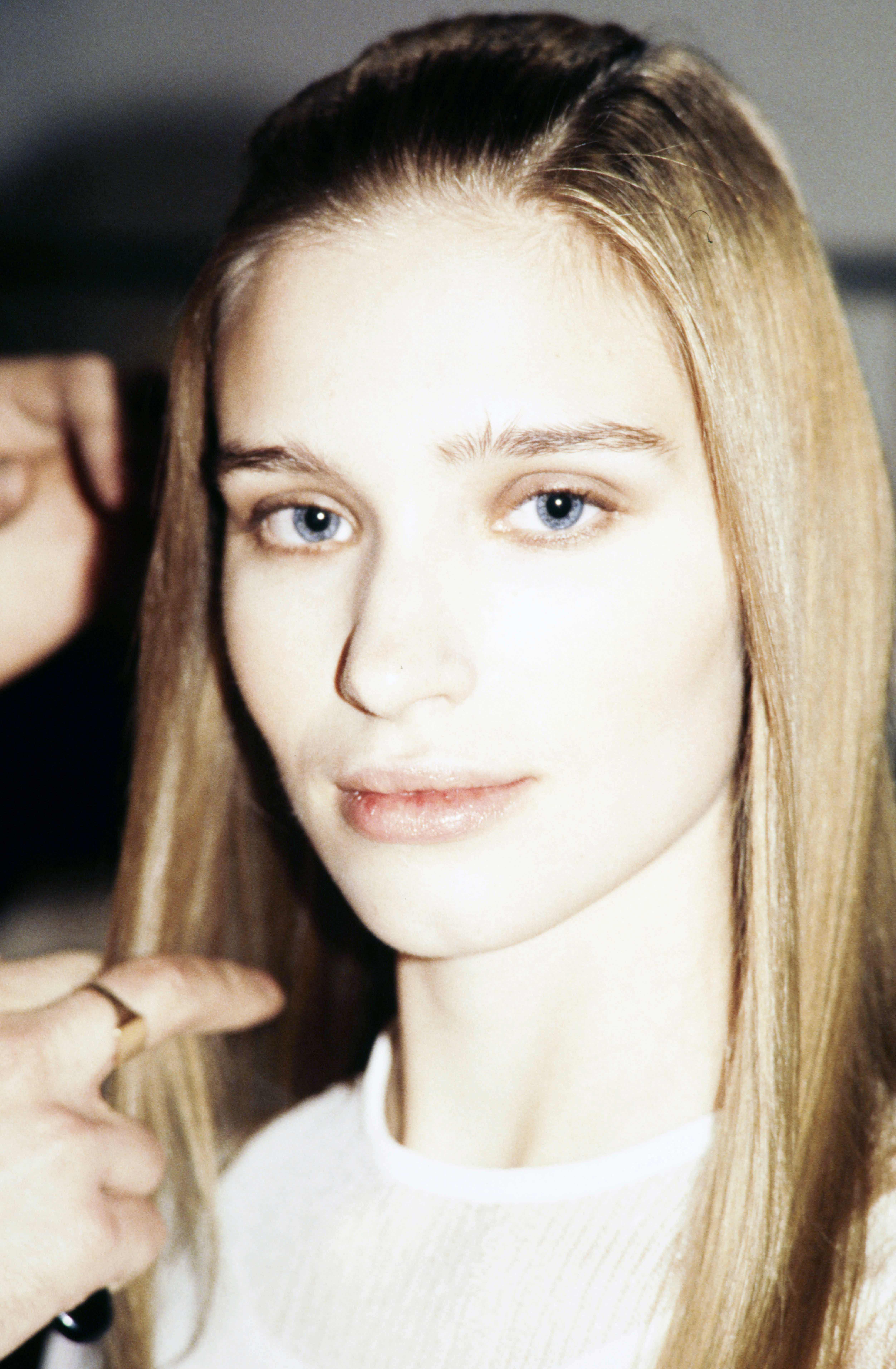 Georgina Cooper entre bastidores en el desfile "Ready to Wear" de Calvin Klein Primavera 1998 el 7 de noviembre de 1998 | Fuente: Getty Images